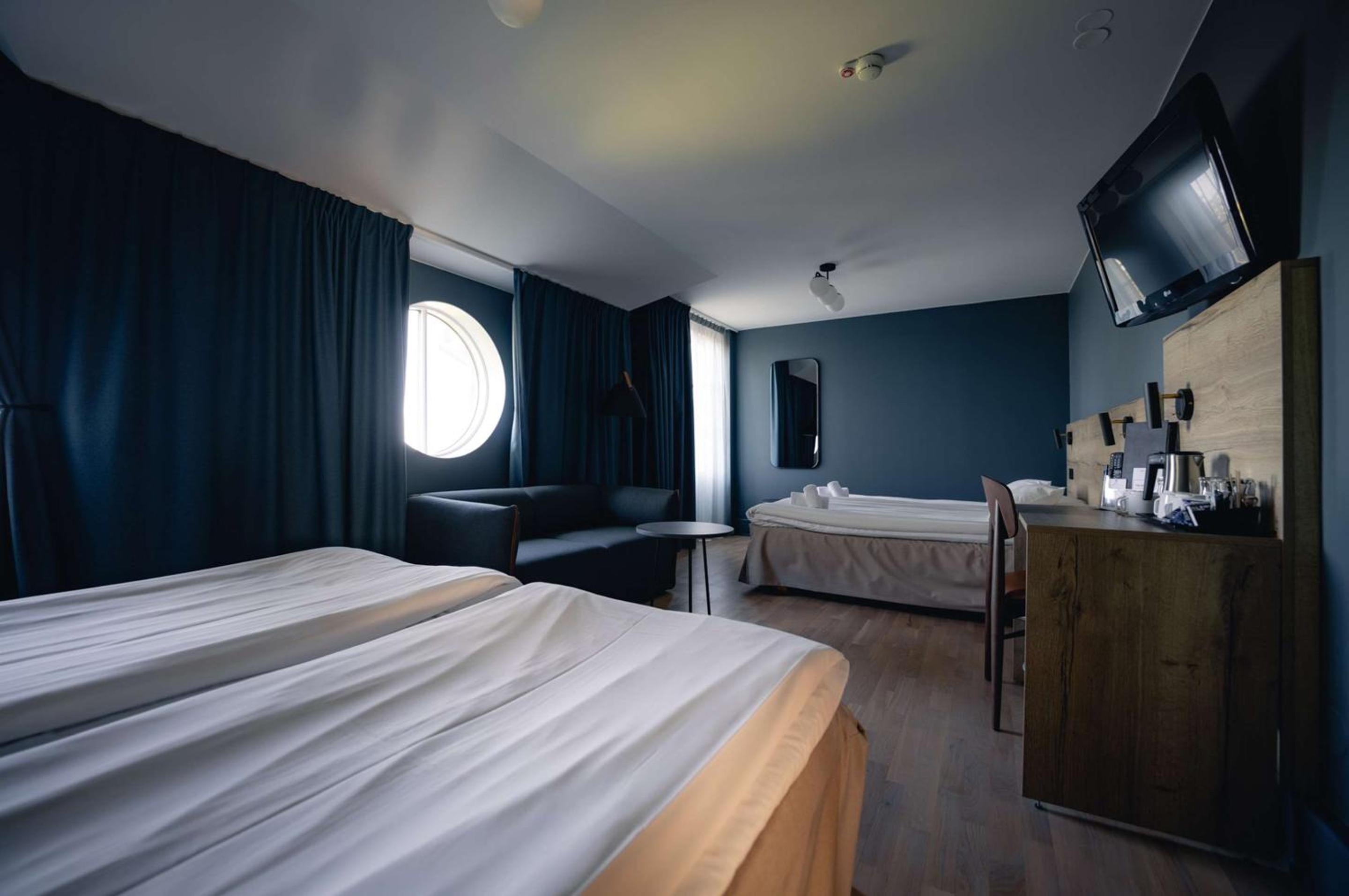Family Room with Two Single Beds and One Bunk Bed - Non-Smoking - Photo 3