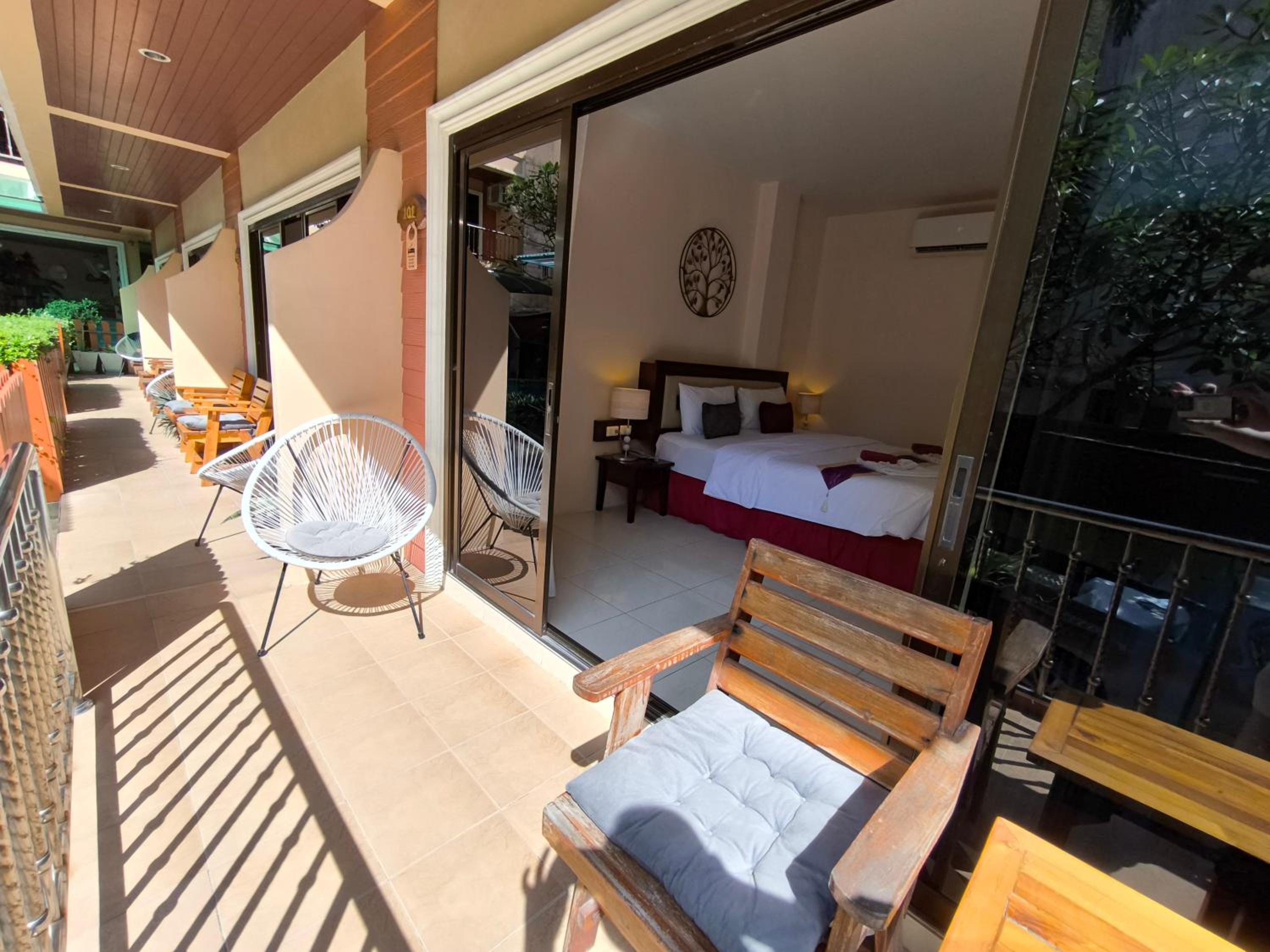 Deluxe Double Room with Pool Access - Photo 8