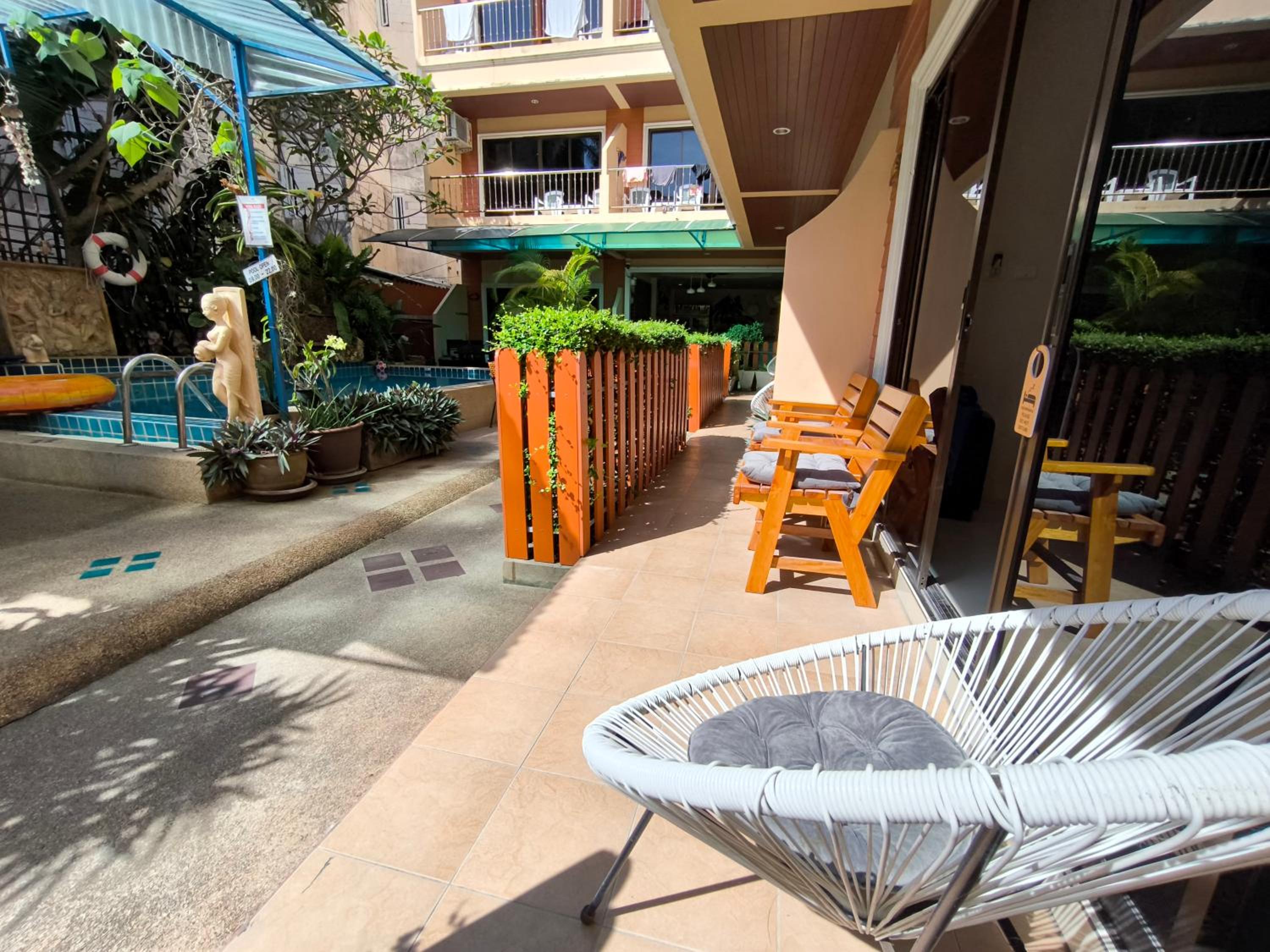 Deluxe Double Room with Pool Access - Photo 10