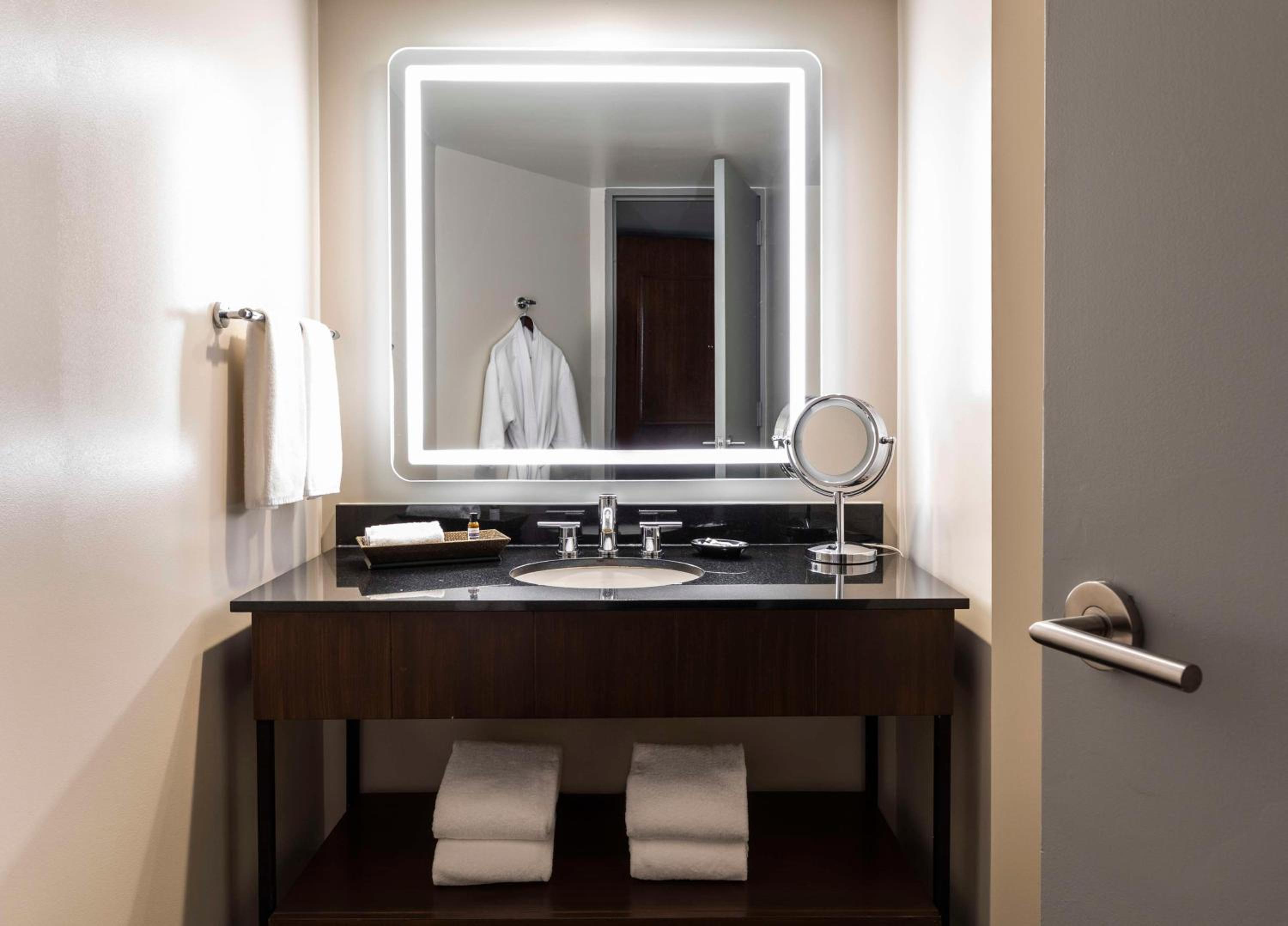 Corner King Room - Photo 8