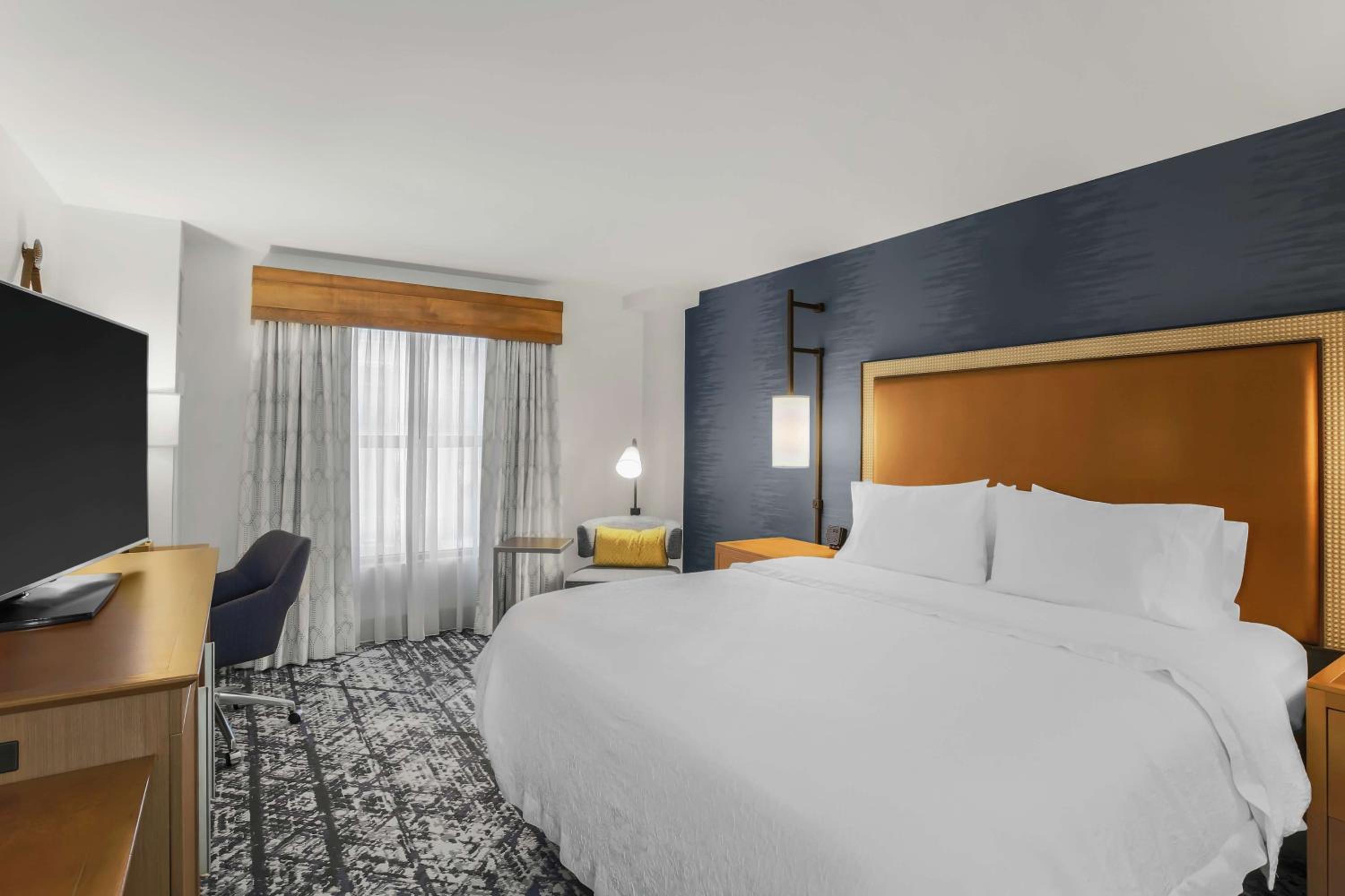 King Room with King Bed - Non-Smoking - Photo 4
