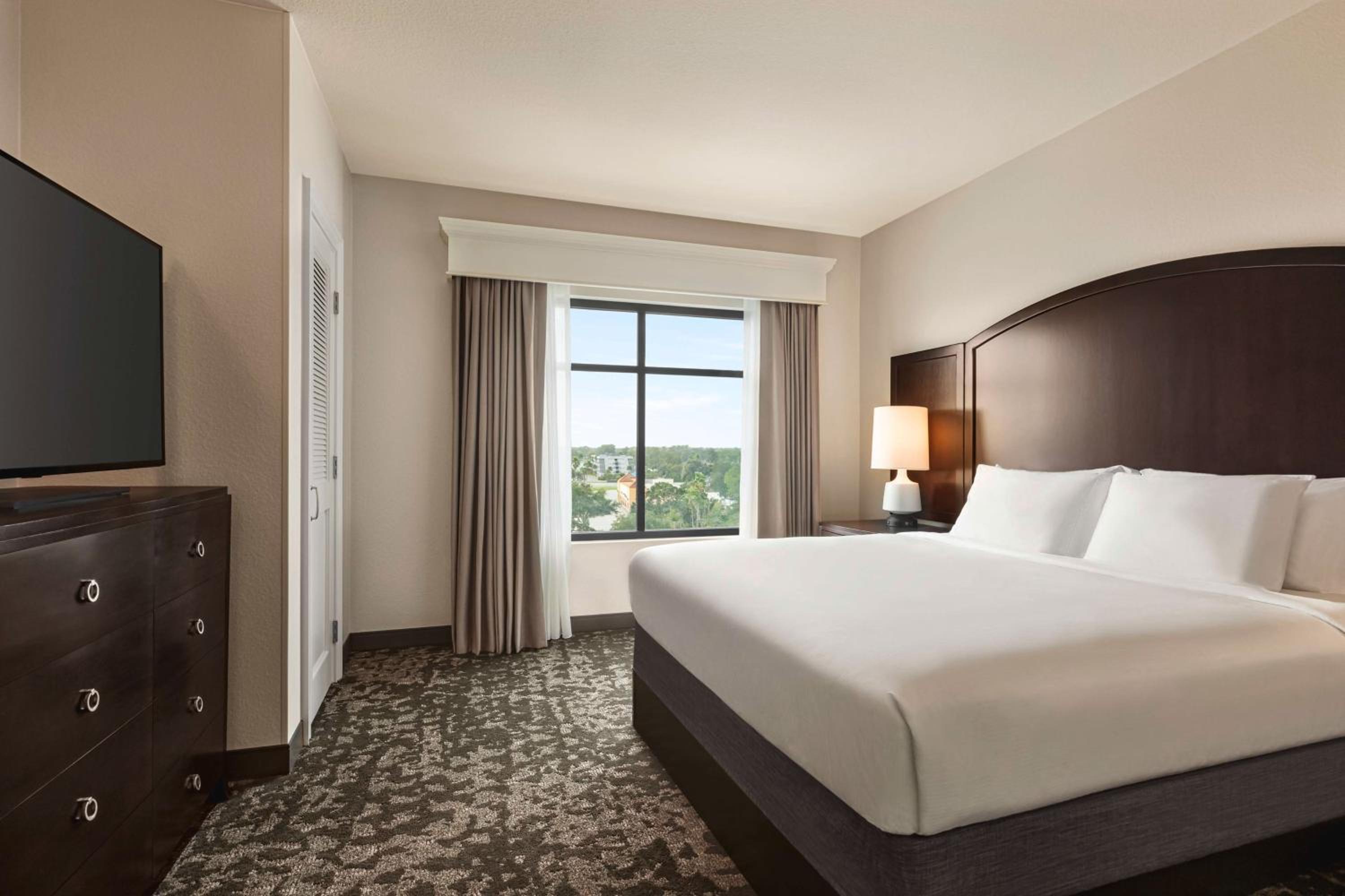 King Corner Suite with City View - Non-Smoking - Photo 2