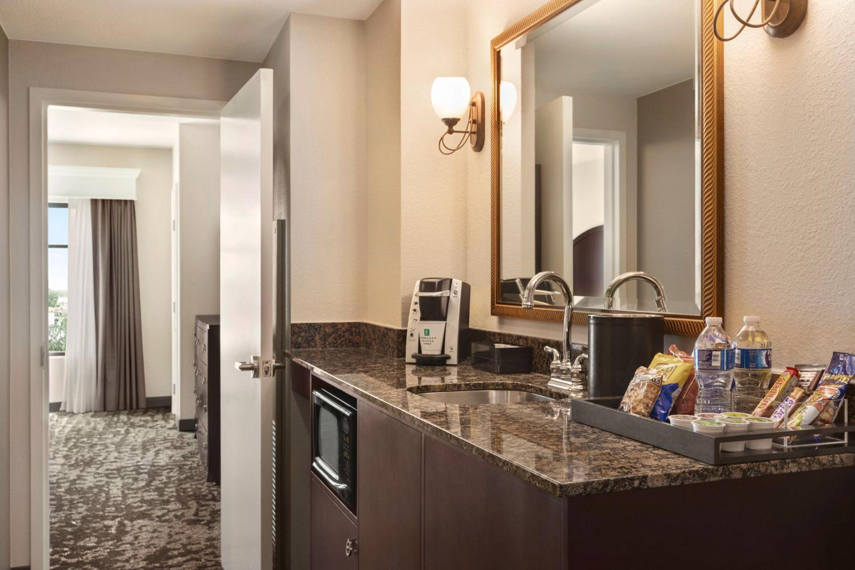 Premium Queen Suite with Two Queen Beds - Non-Smoking - Photo 5