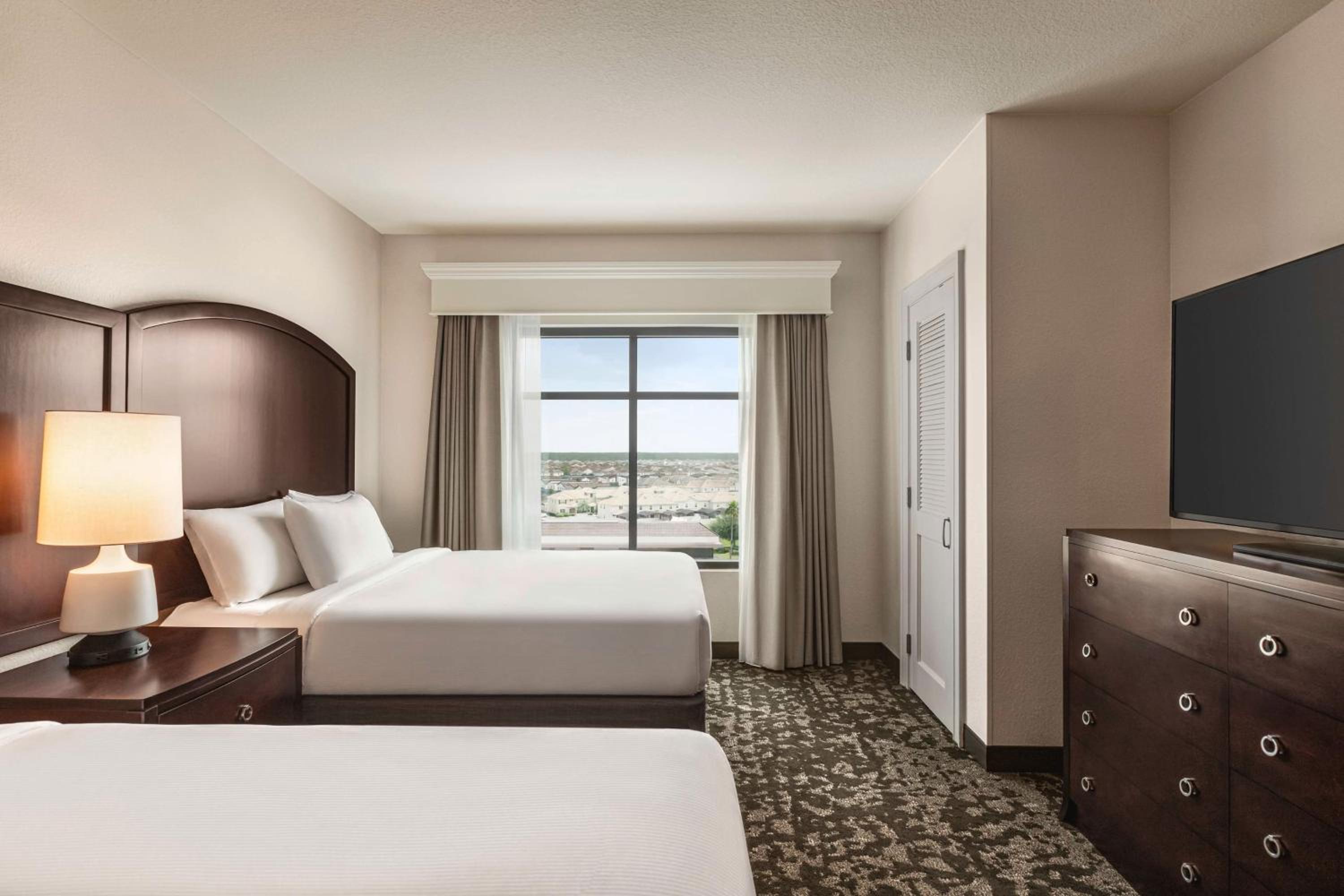 Premium Queen Suite with Two Queen Beds - Non-Smoking - Photo 4