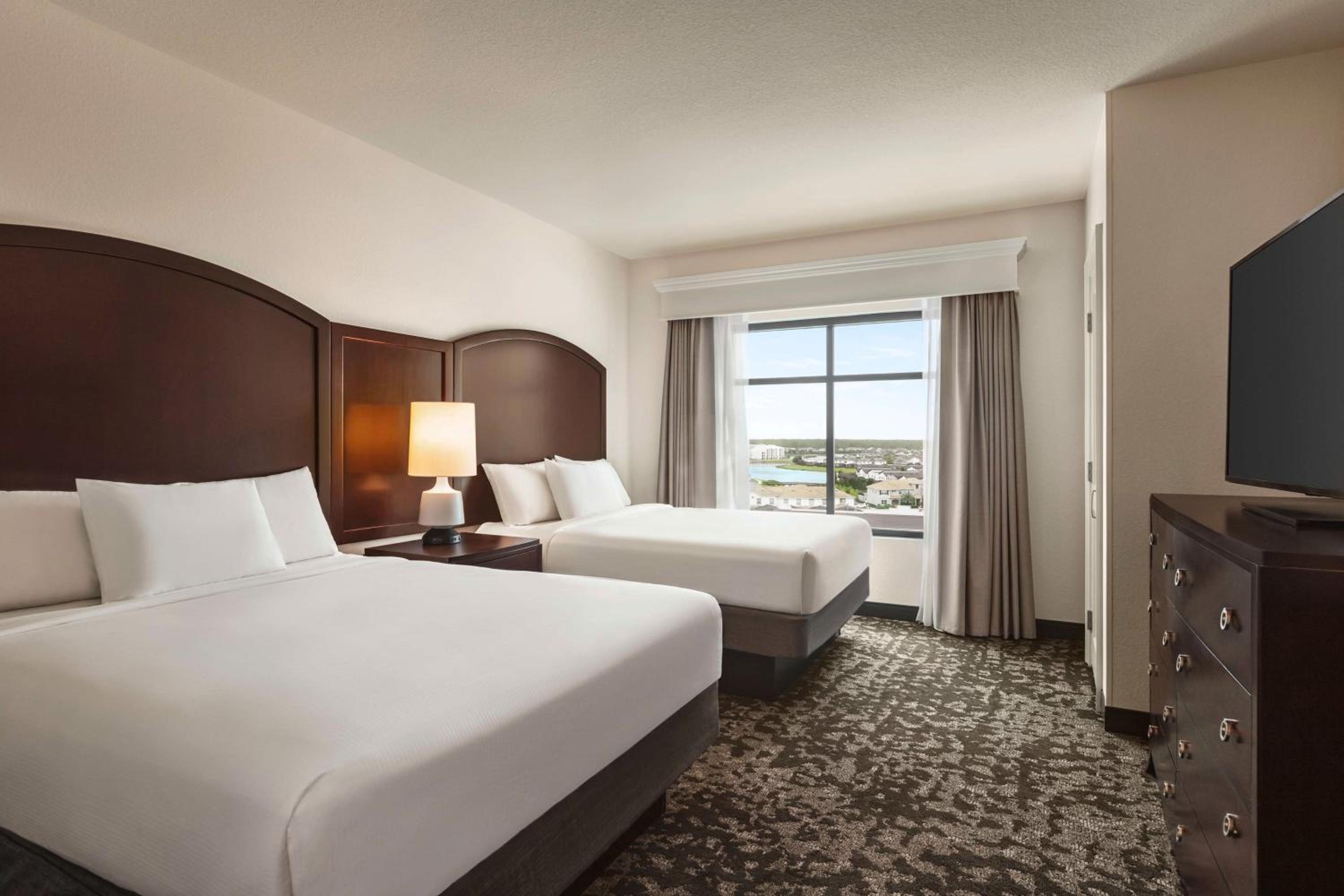Premium Queen Suite with Two Queen Beds - Non-Smoking - Photo 6