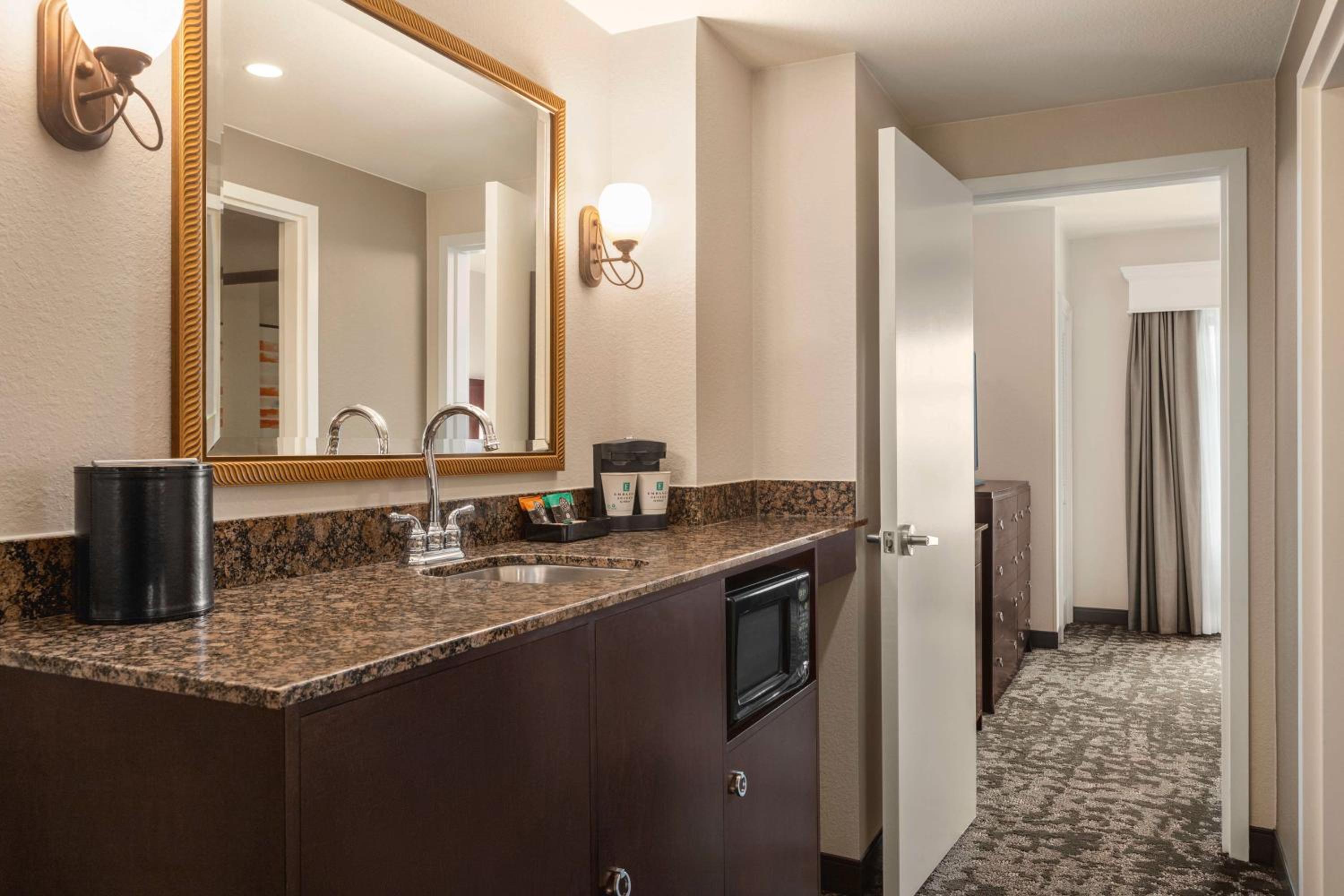 Two-Room King Suite - Non-Smoking - Photo 4