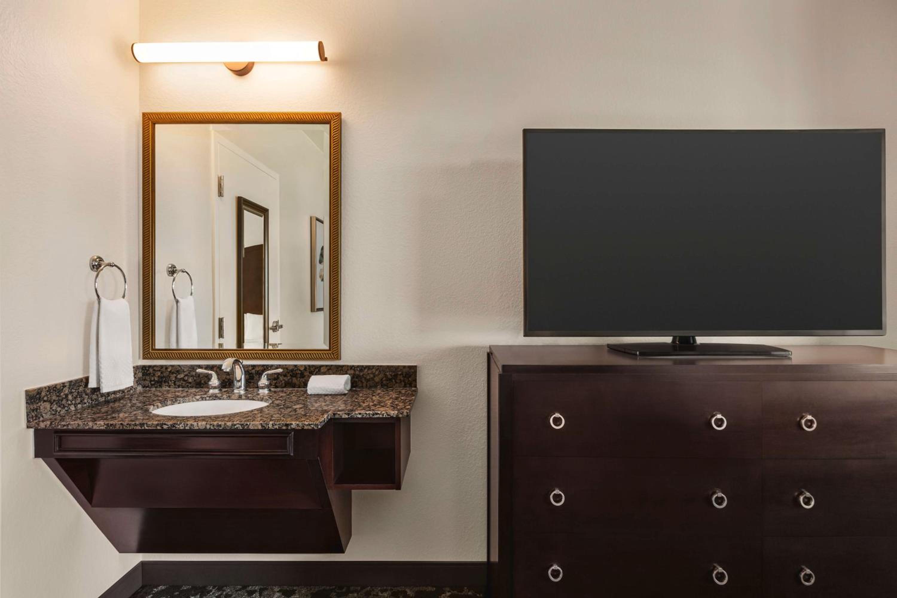 Deluxe One-Bedroom King Suite - Hearing Accessible/Non-Smoking - Photo 2
