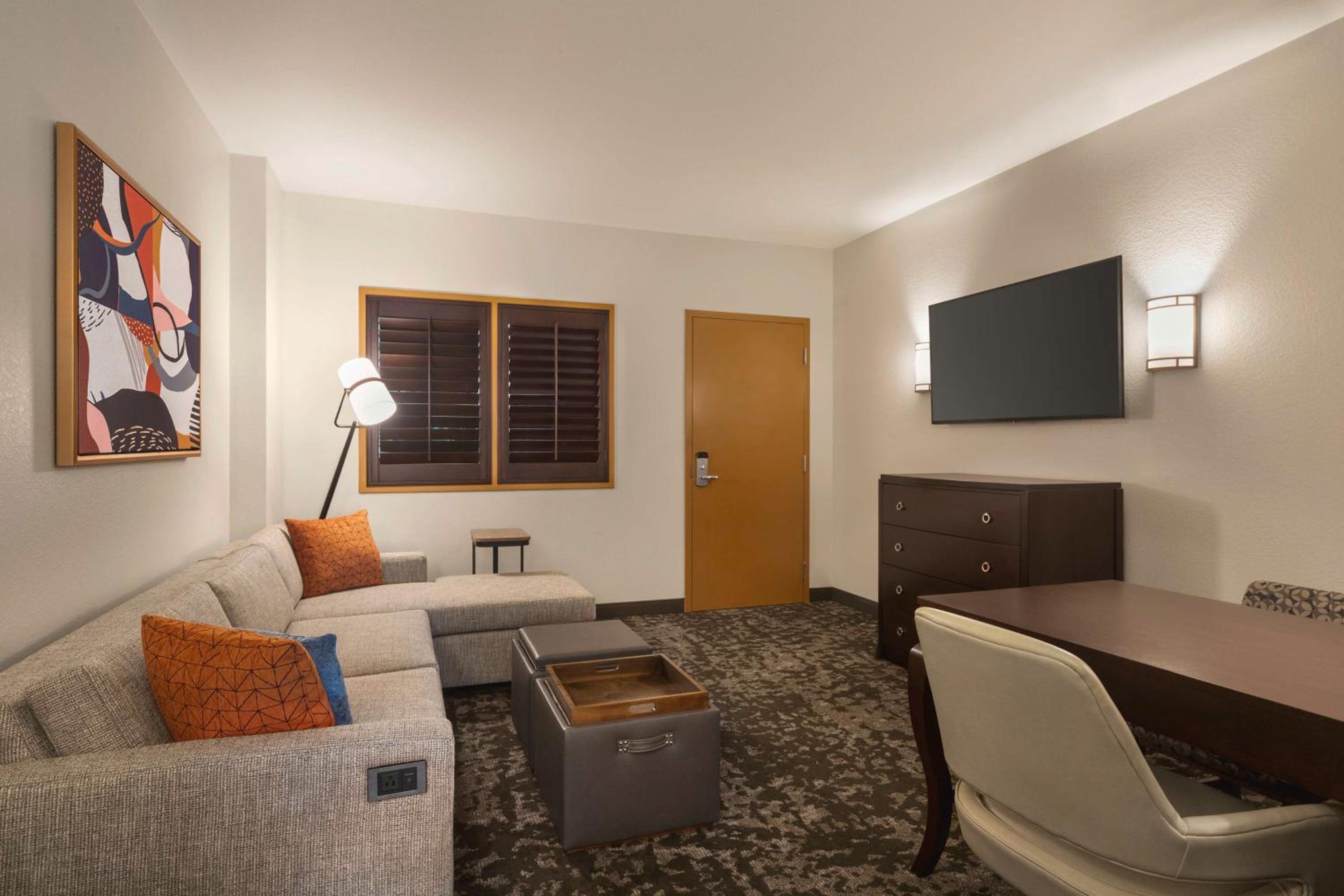 Premium Queen Suite with Two Queen Beds - Non-Smoking - Photo 7