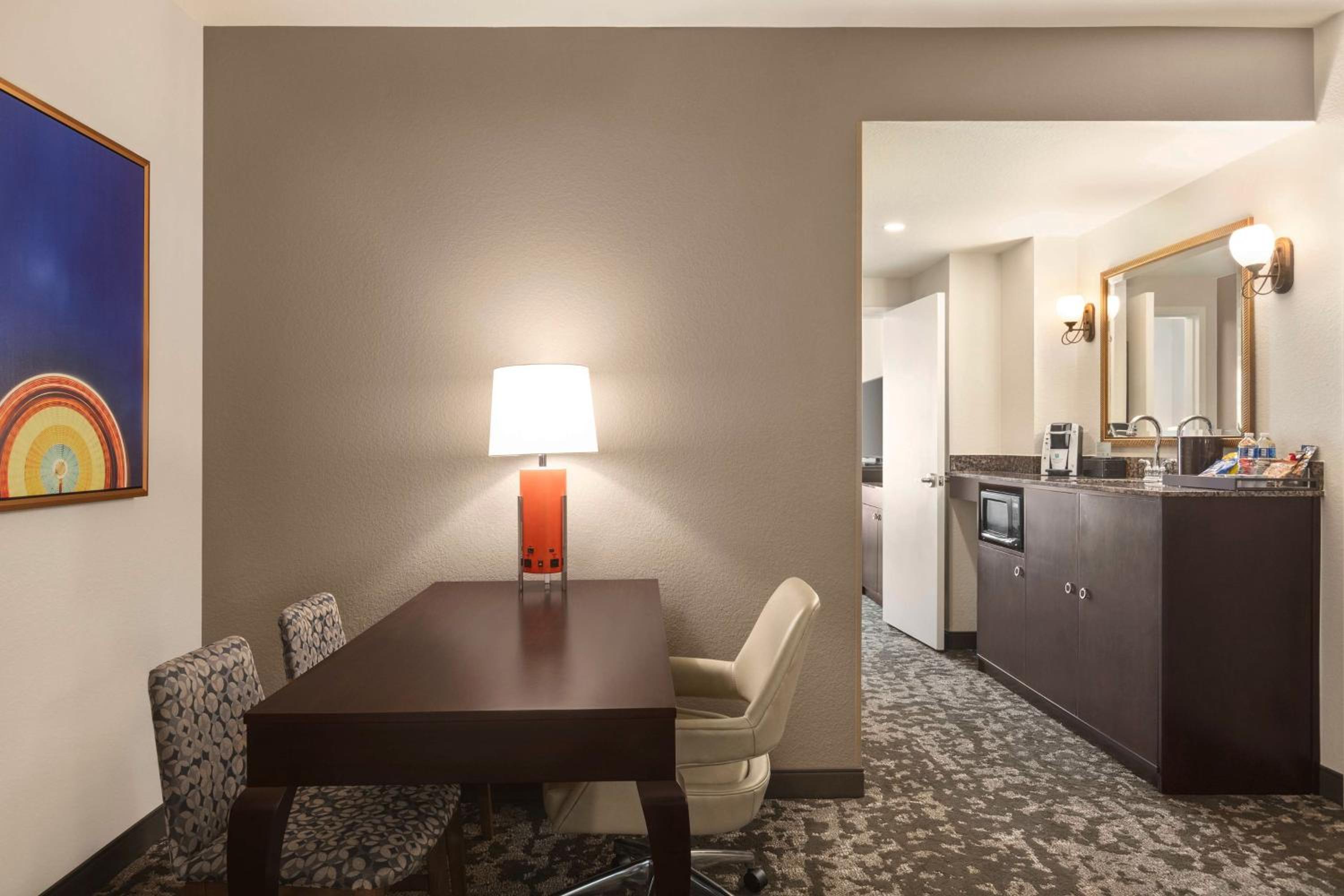 Premium King Suite - Non-Smoking - Photo 3
