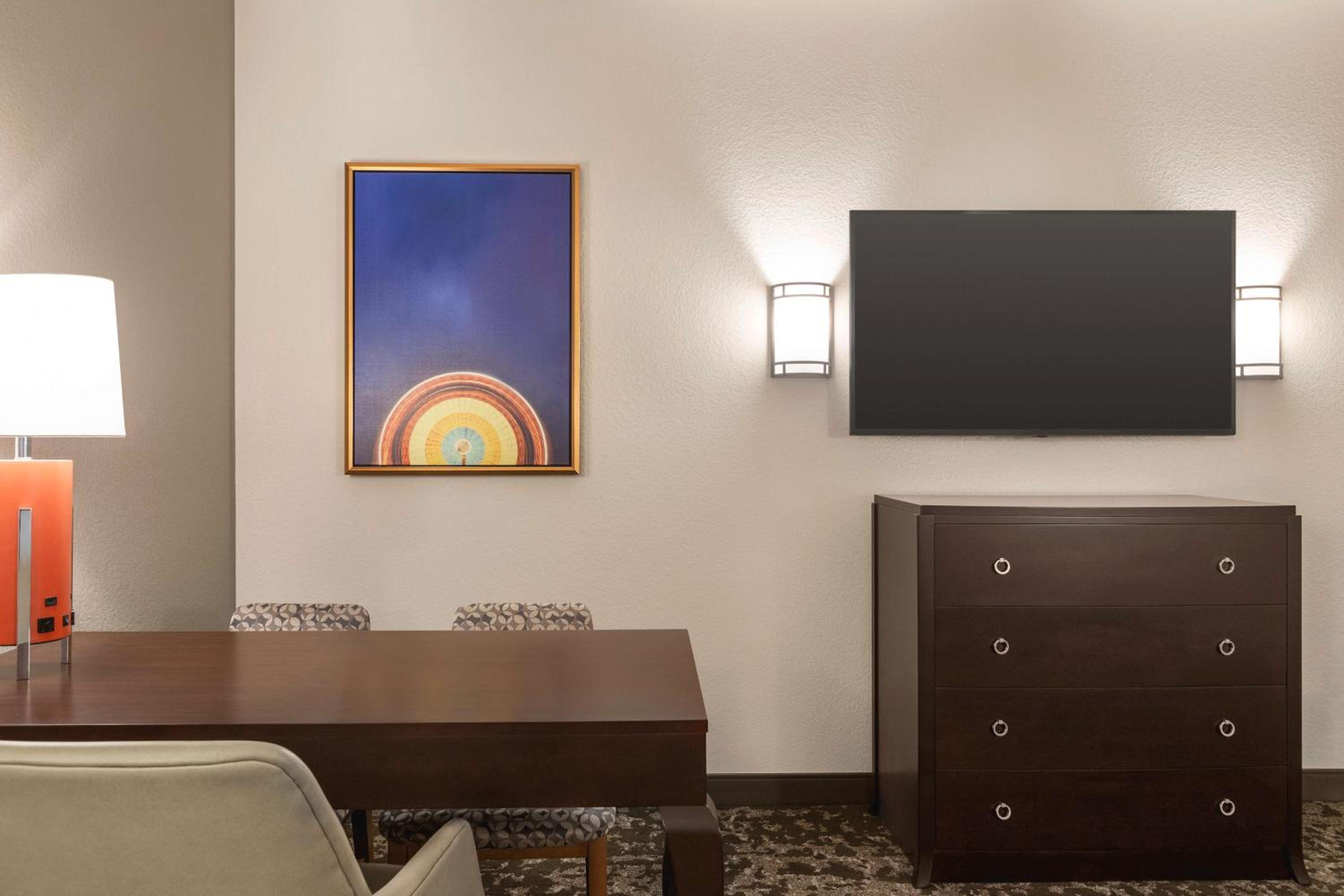 Deluxe One-Bedroom King Suite - Hearing Accessible/Non-Smoking - Photo 3