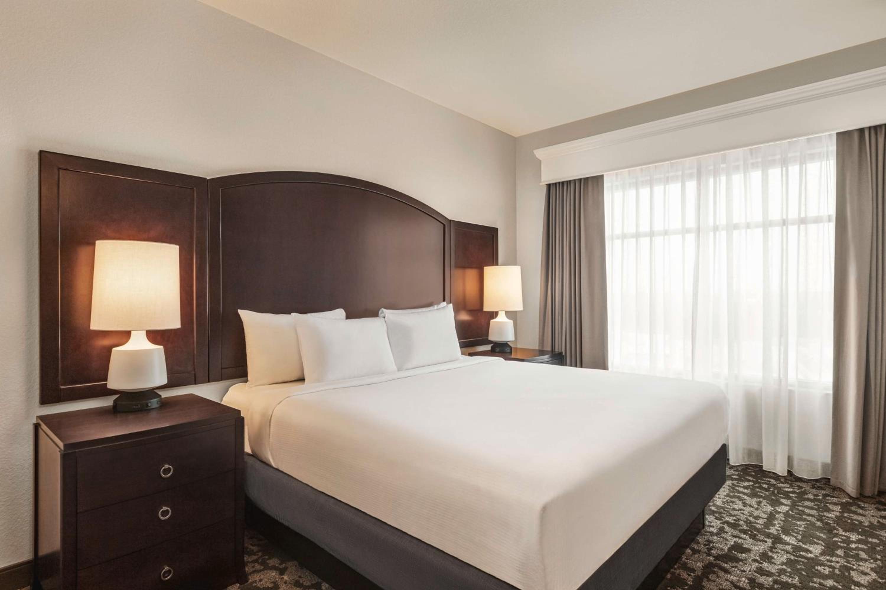 Premium King Suite - Non-Smoking - Photo 9