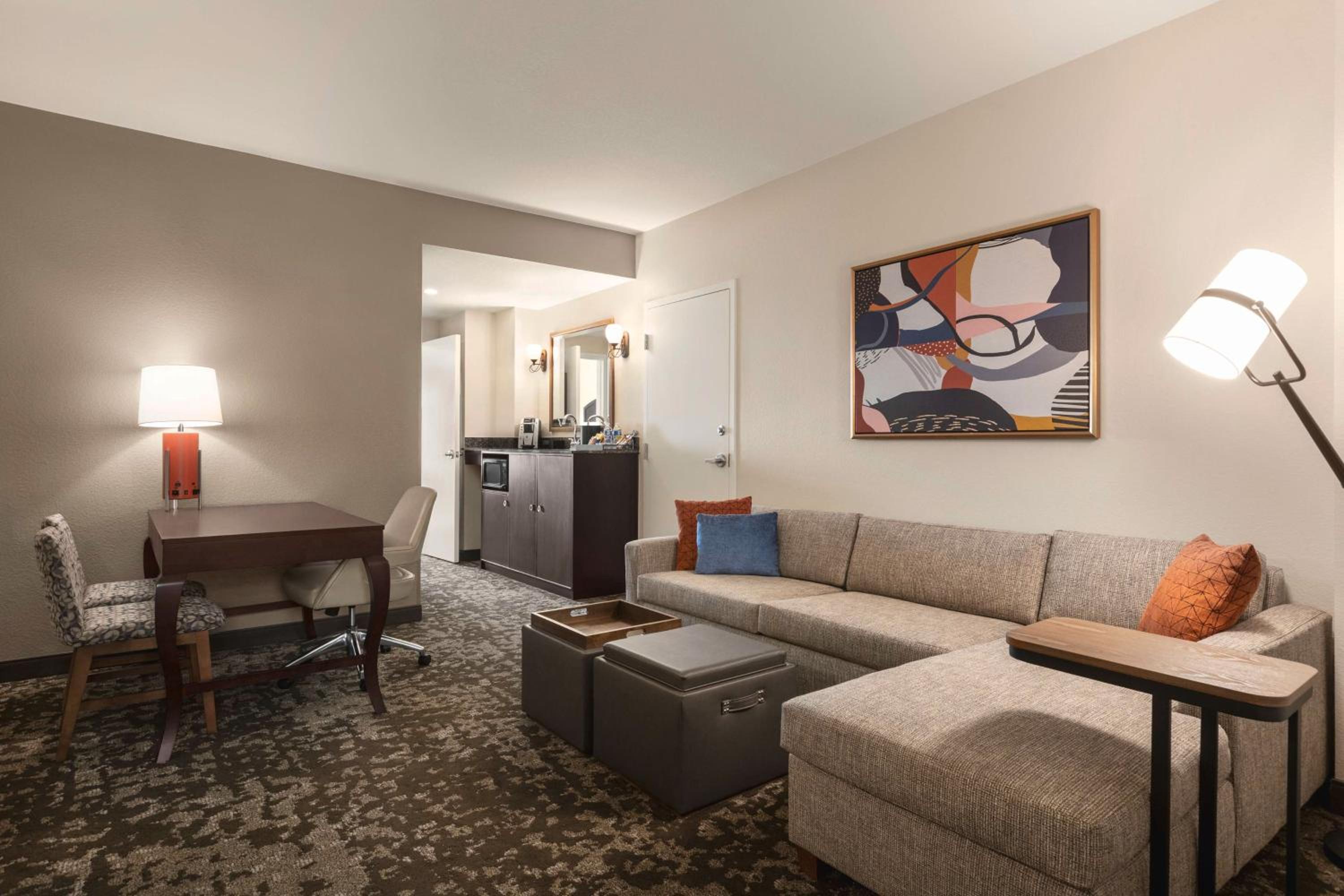 Premium Queen Suite with Two Queen Beds - Non-Smoking - Photo 8