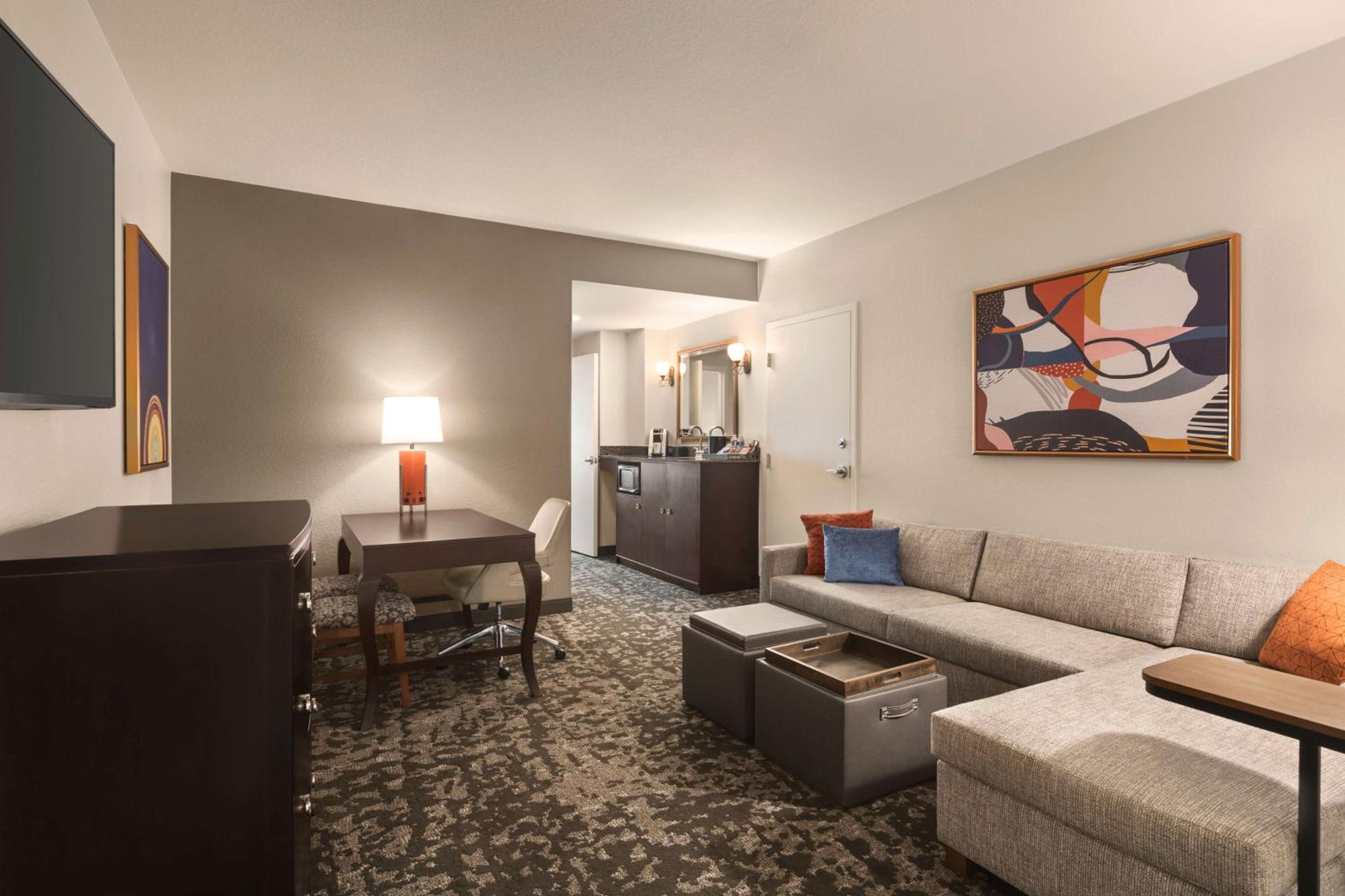 Premium King Suite - Non-Smoking - Photo 5