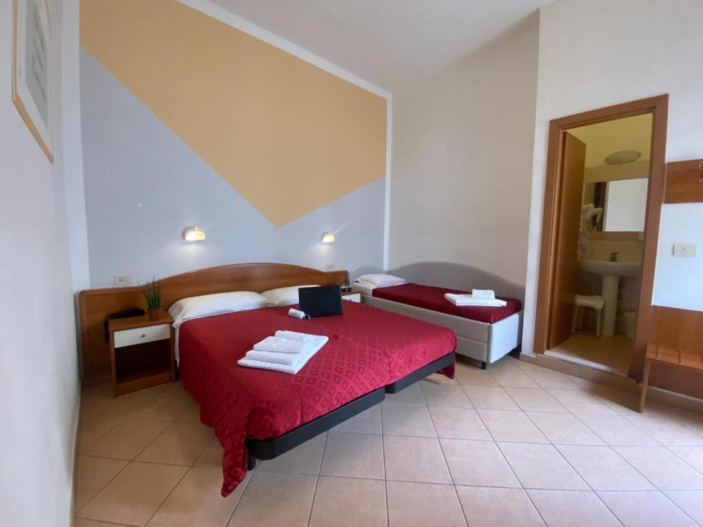 Quadruple Room with Bathroom - Photo 17