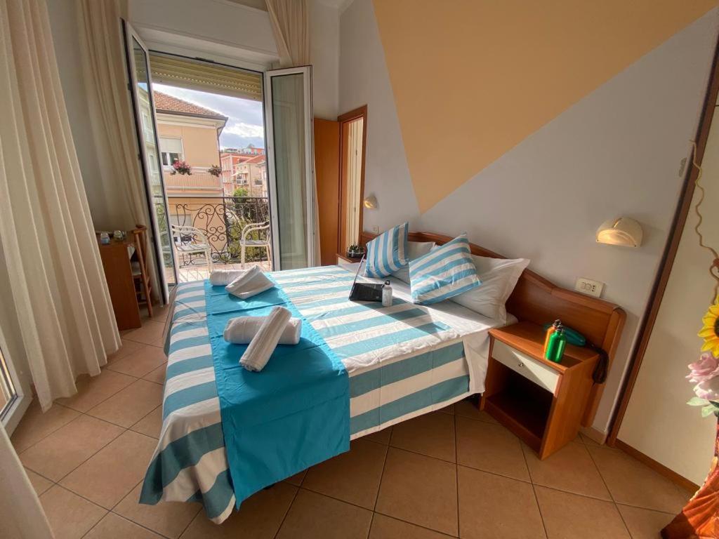 Double or Twin Room with Bathroom - Photo 25