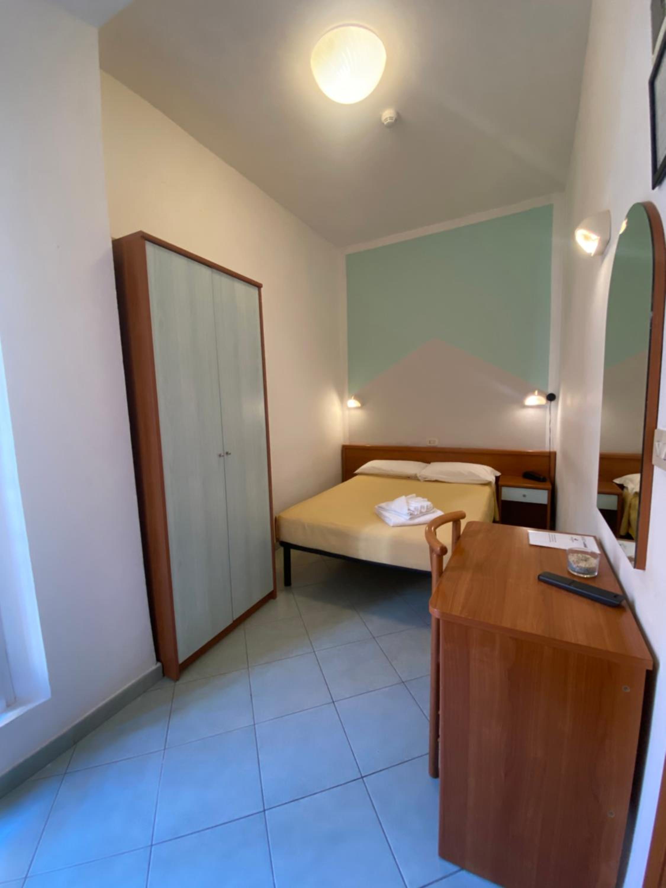 Economy small double room - Photo 10