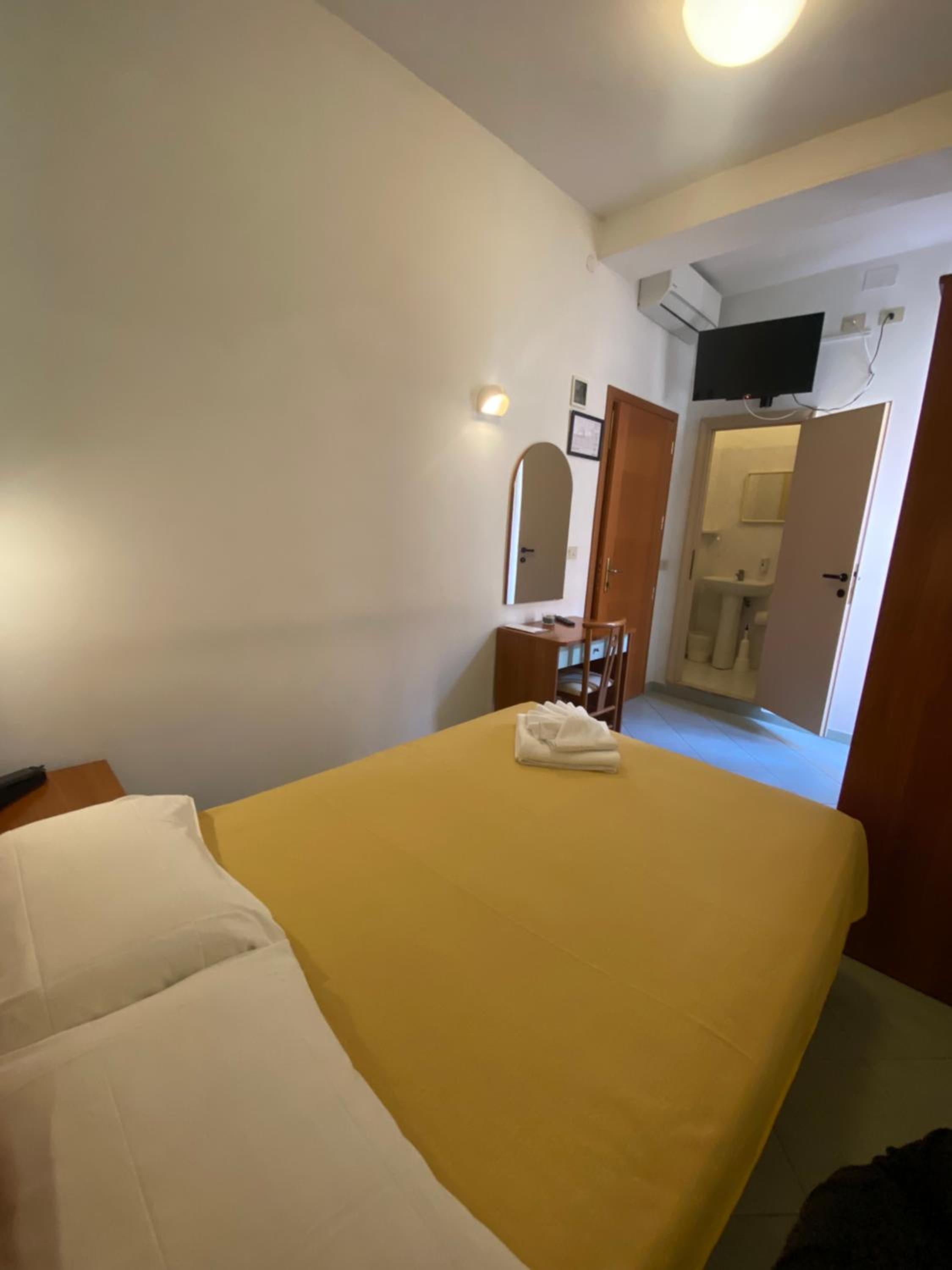 Economy small double room - Photo 6
