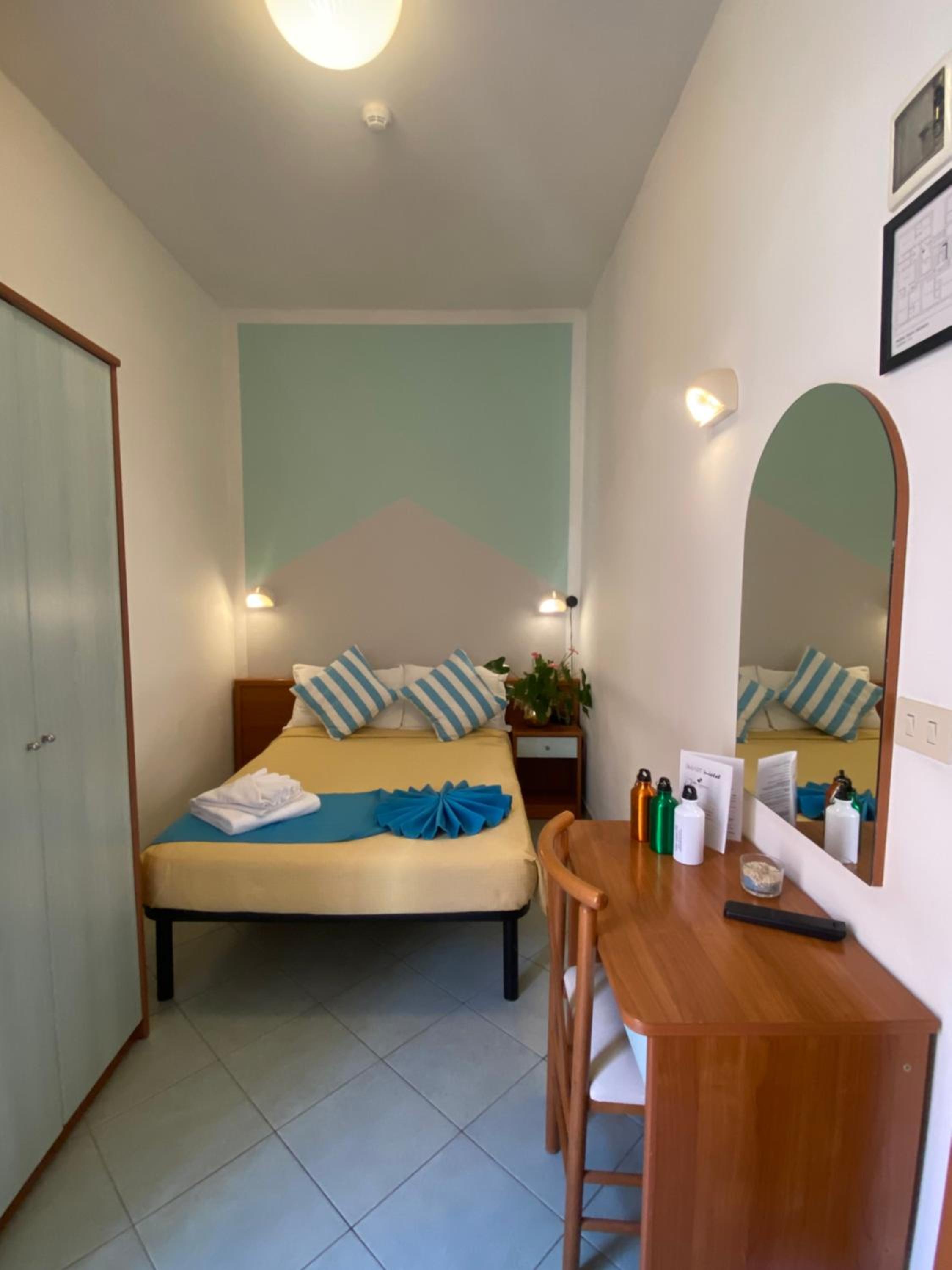 Economy small double room - Photo 8