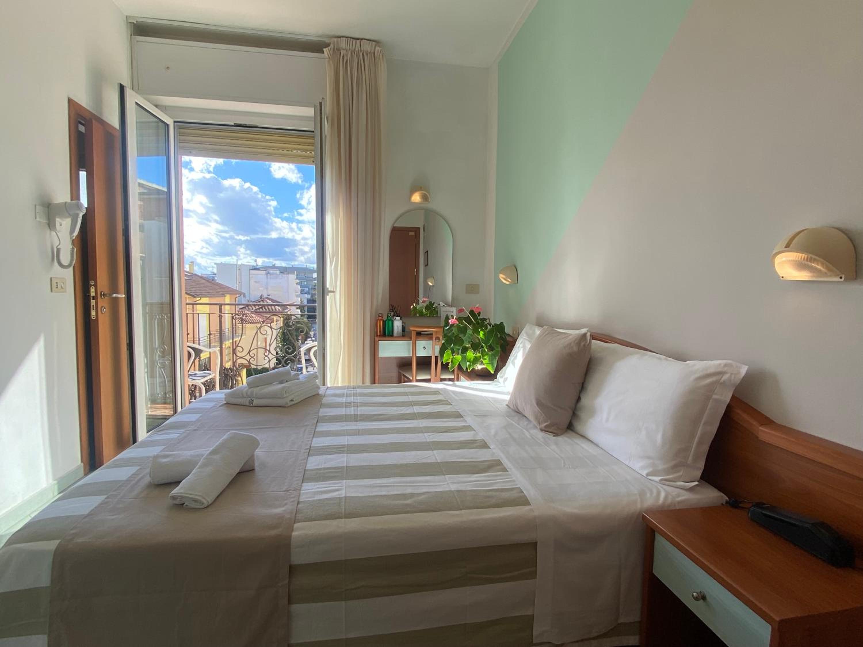 Double or Twin Room with Bathroom - Photo 17