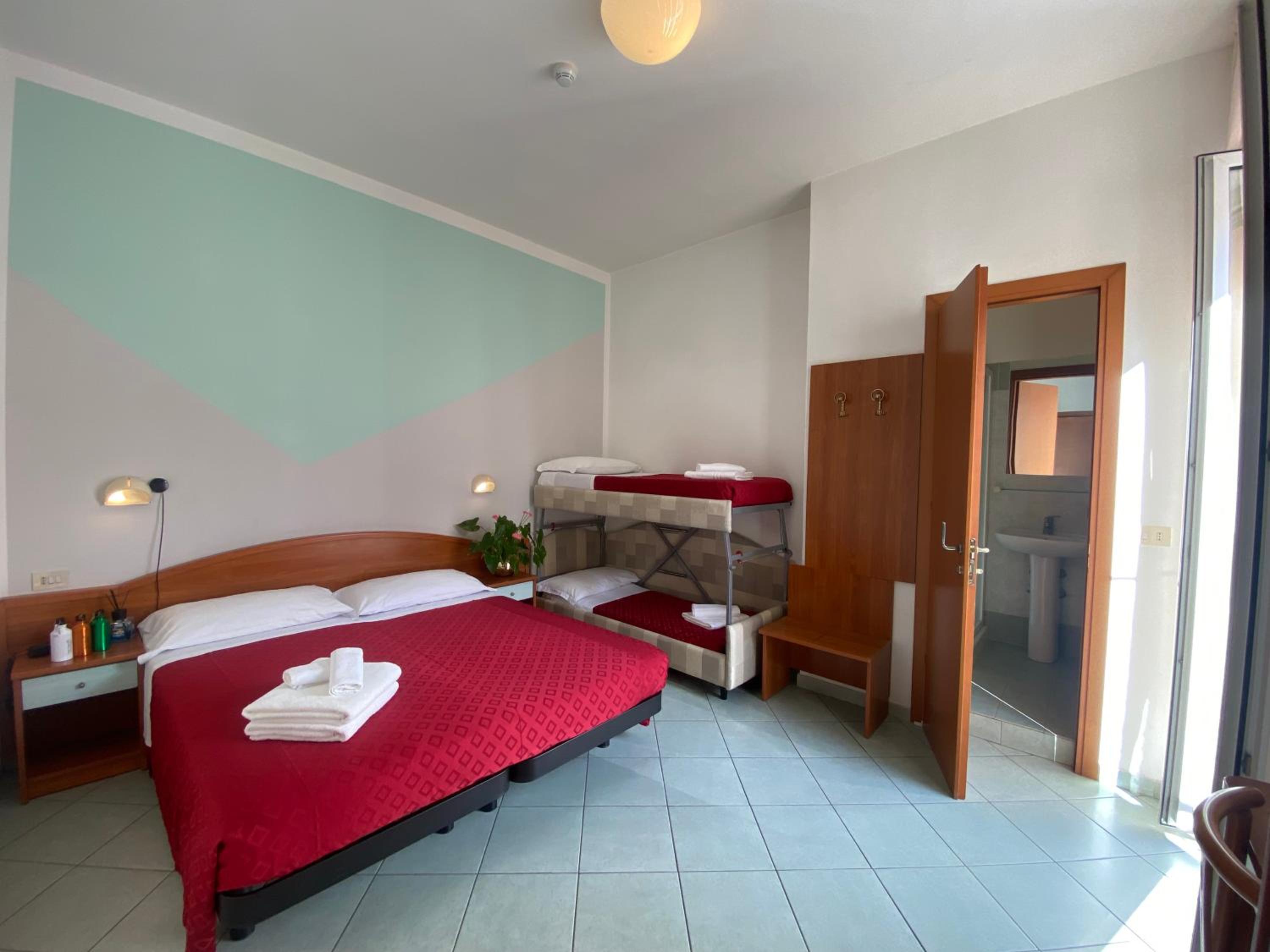 Quadruple Room with Bathroom - Photo 13