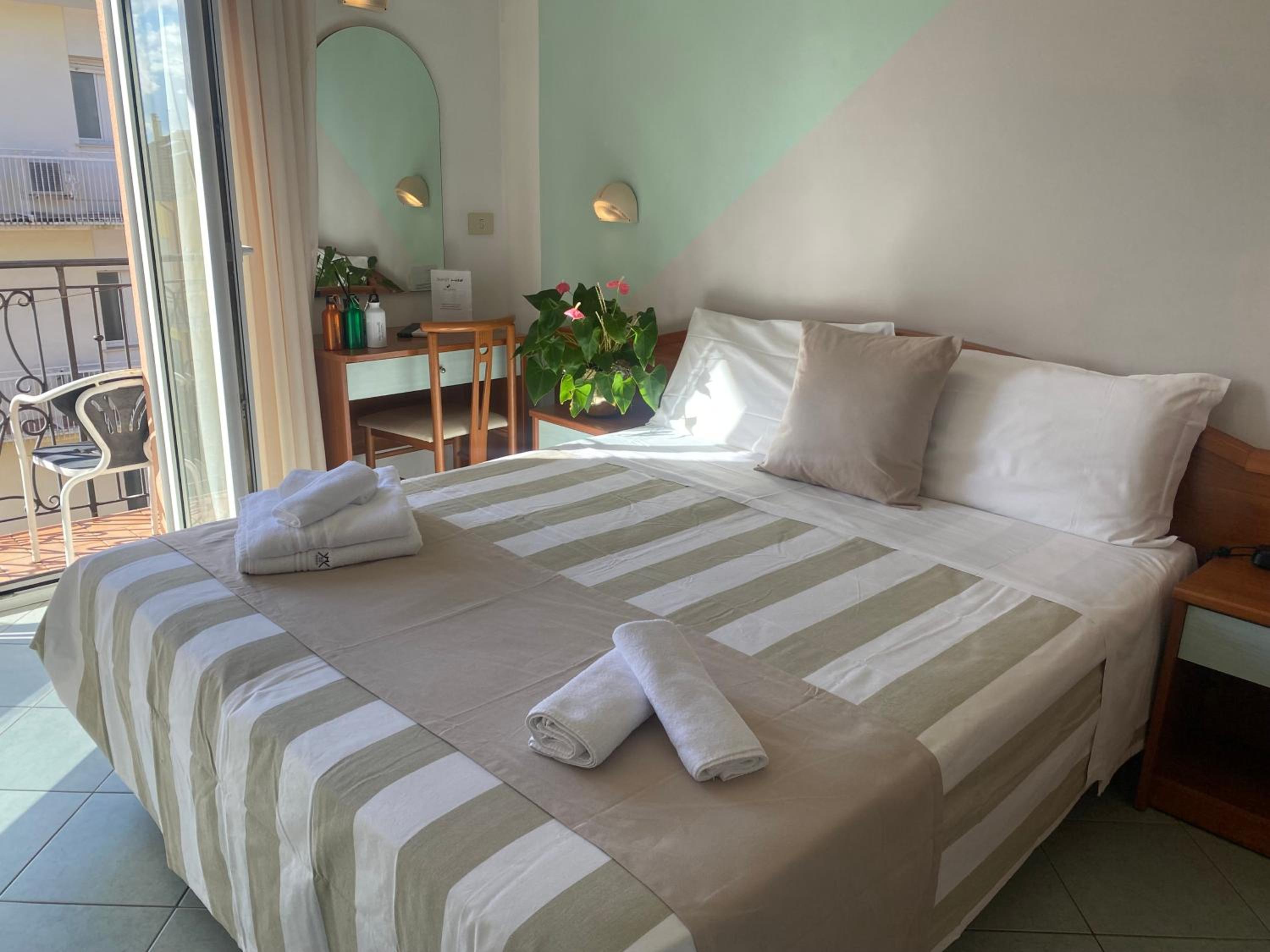 Double or Twin Room with Bathroom - Photo 3