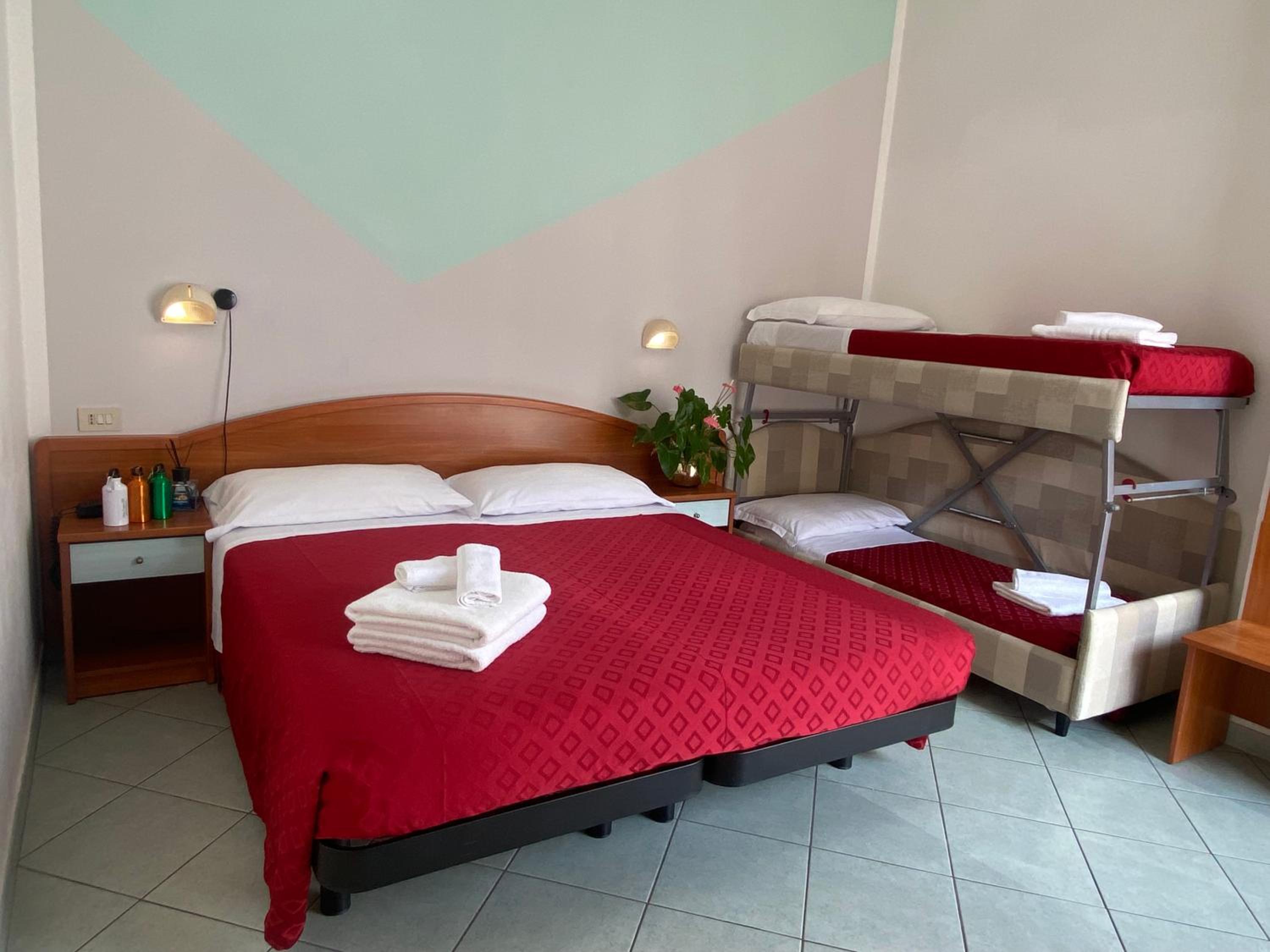 Quadruple Room with Bathroom - Photo 11