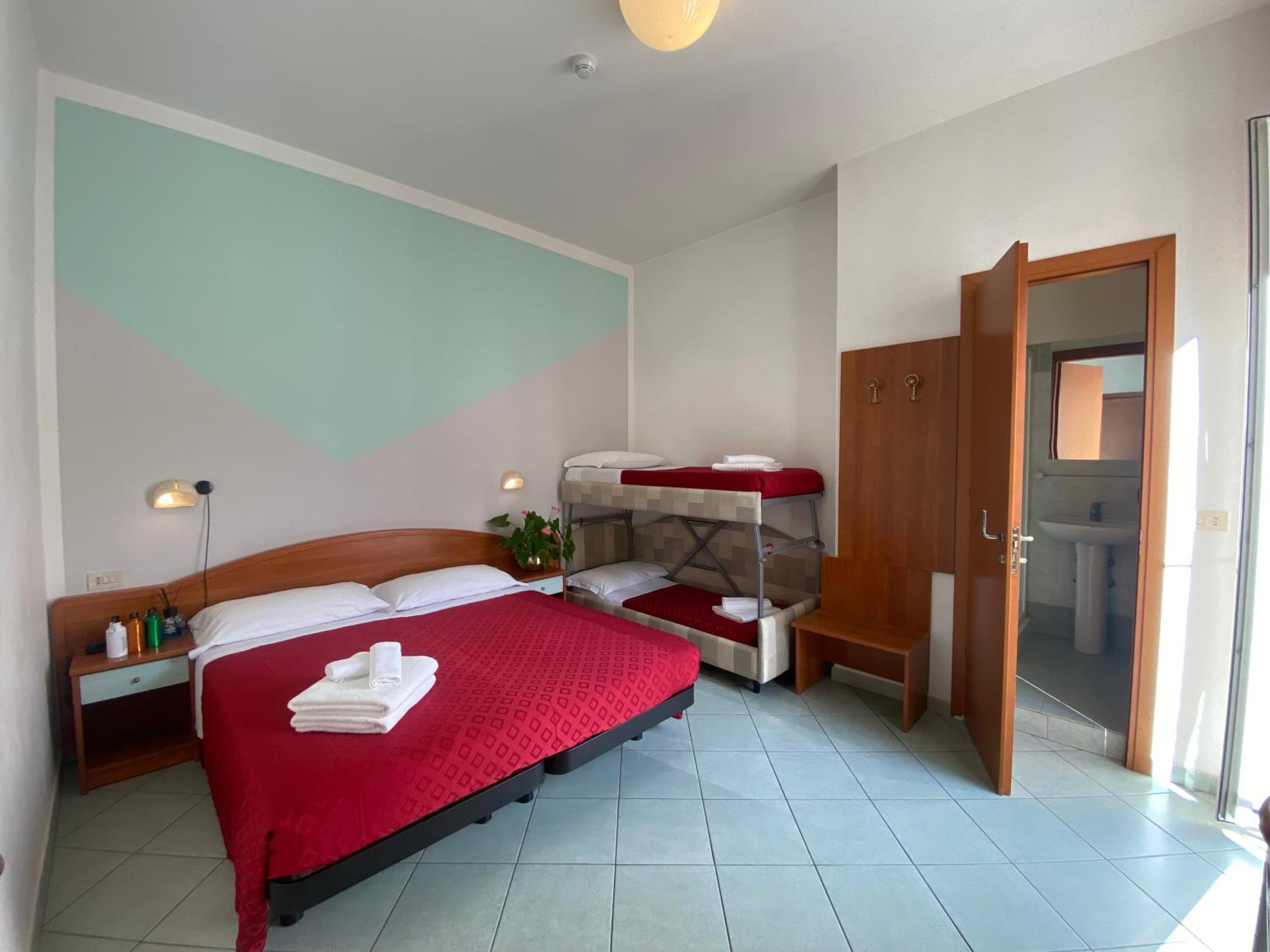 Quadruple Room with Bathroom - Photo 12
