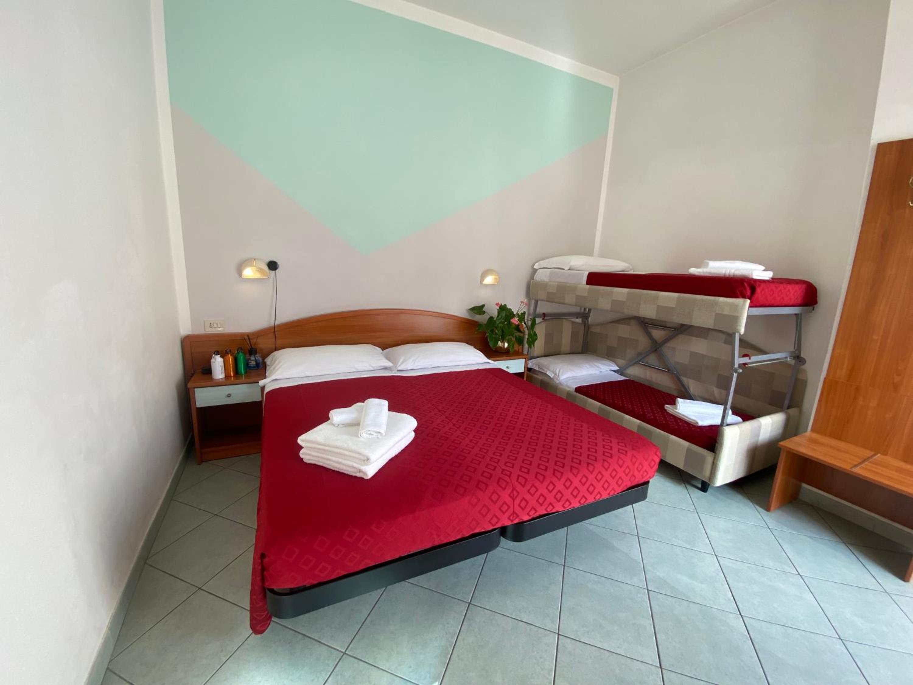 Quadruple Room with Bathroom - Photo 10