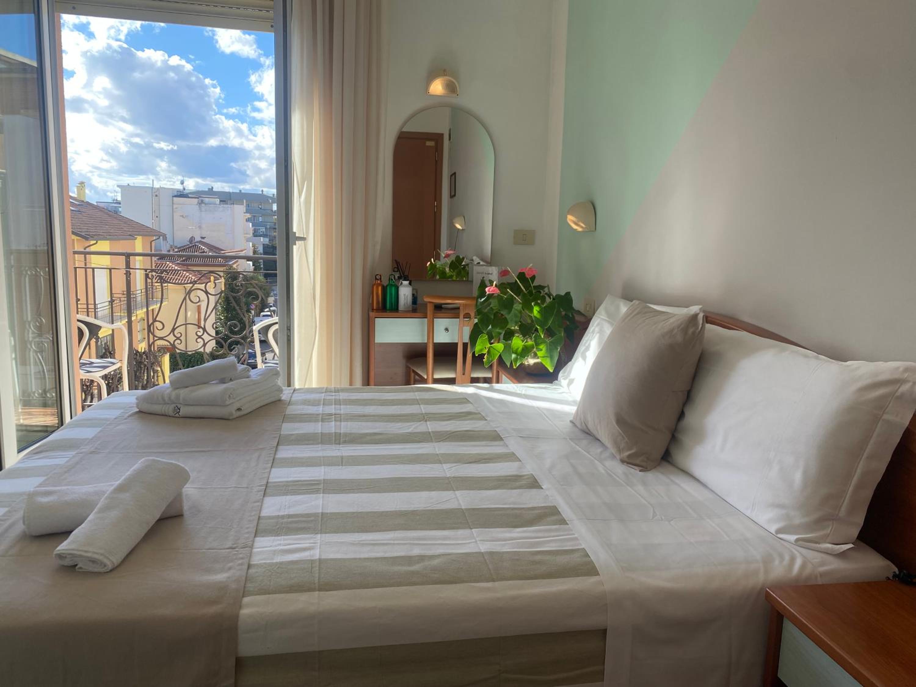 Double or Twin Room with Bathroom - Photo 7