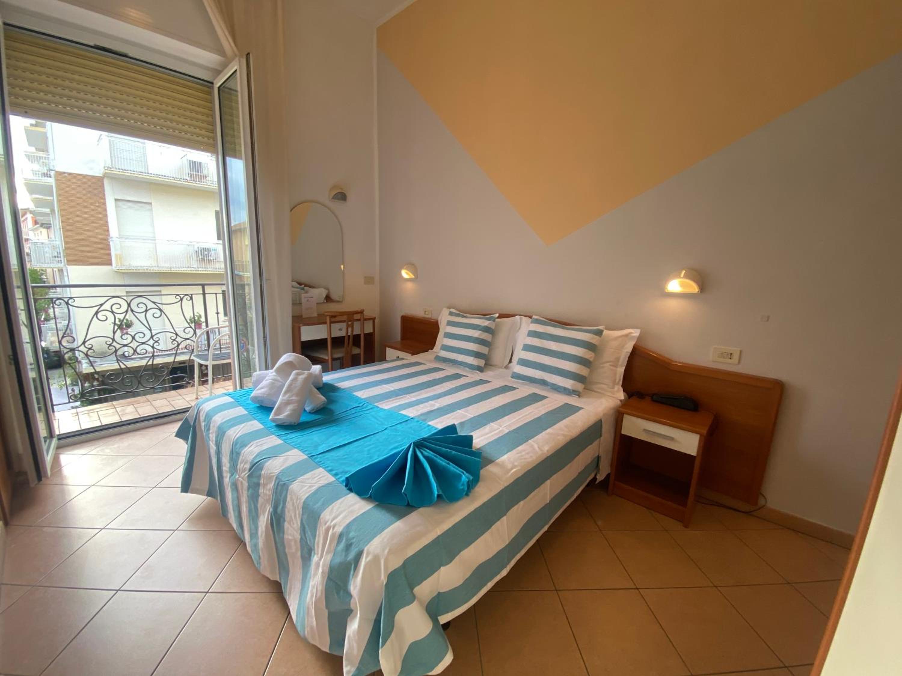 Double or Twin Room with Bathroom - Photo 6
