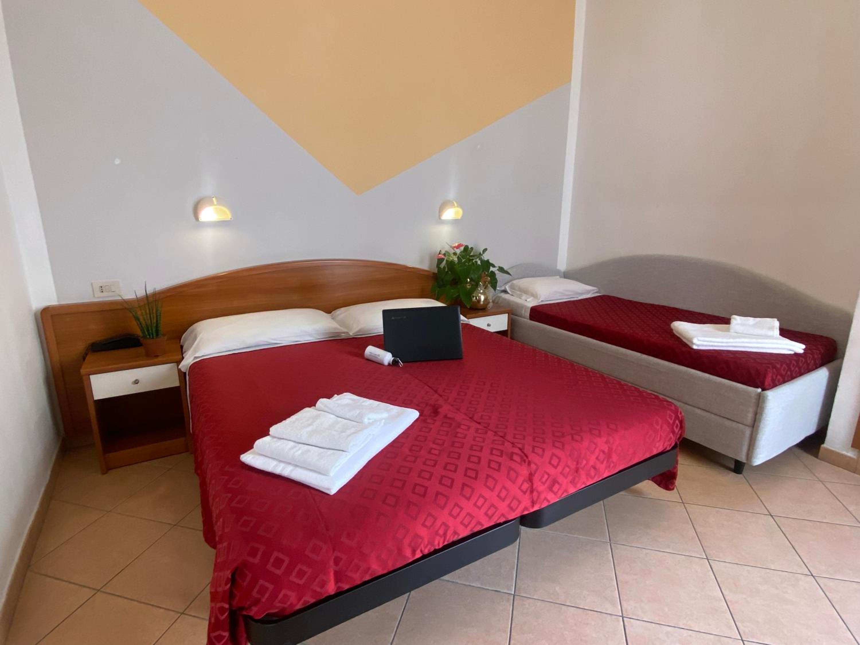 Quadruple Room with Bathroom - Photo 8