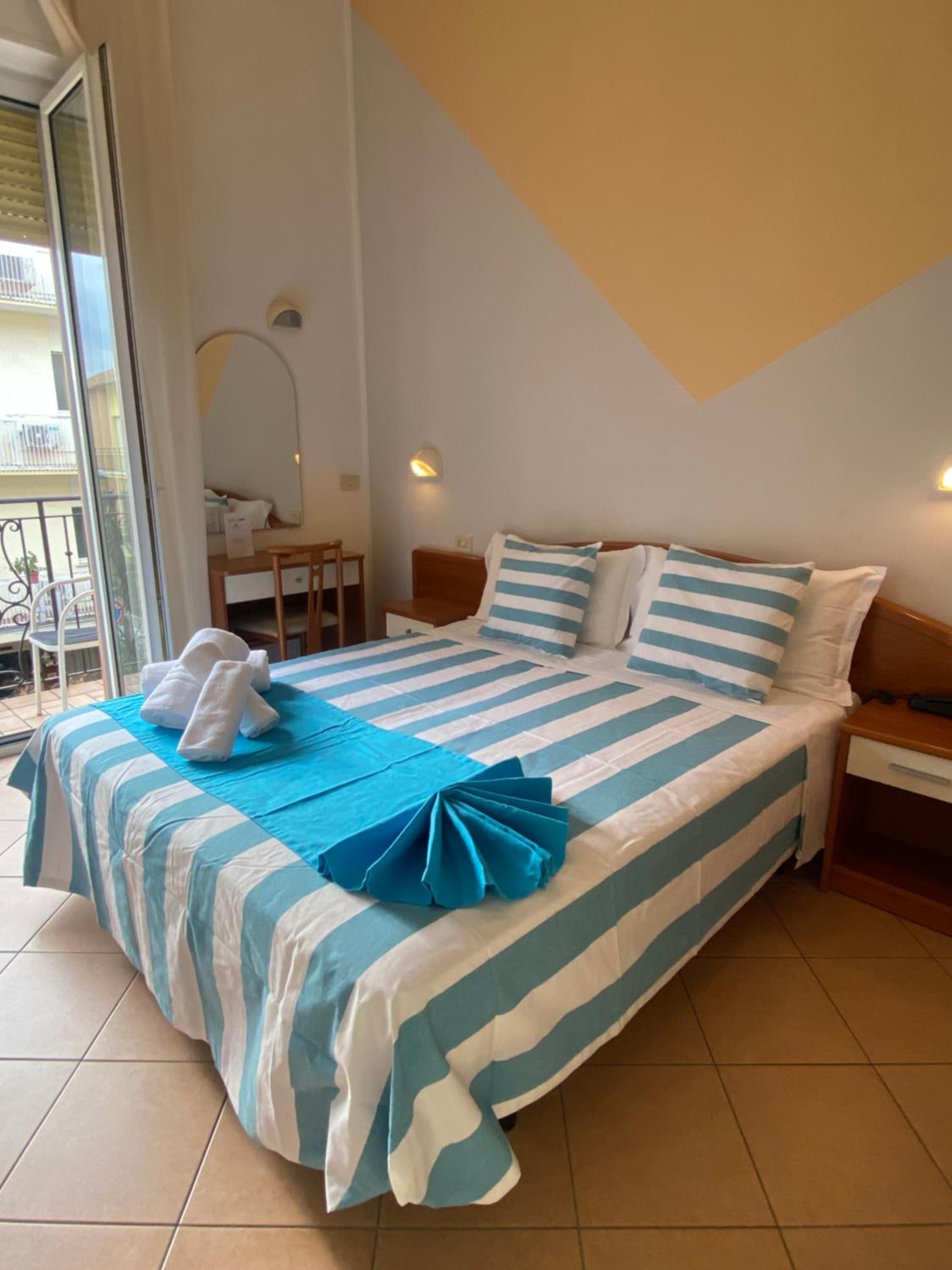 Double or Twin Room with Bathroom - Photo 4