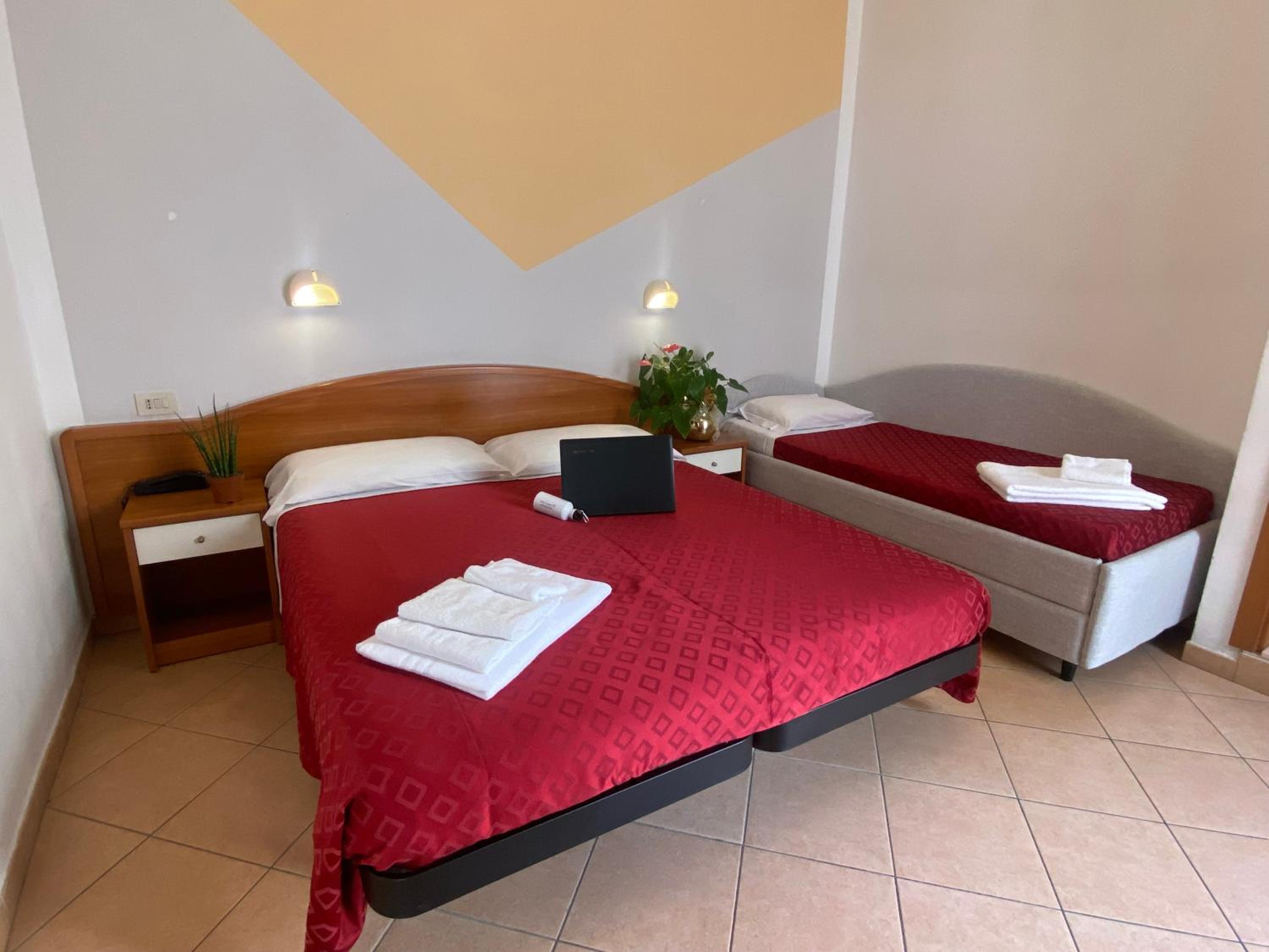 Quadruple Room with Bathroom - Photo 9
