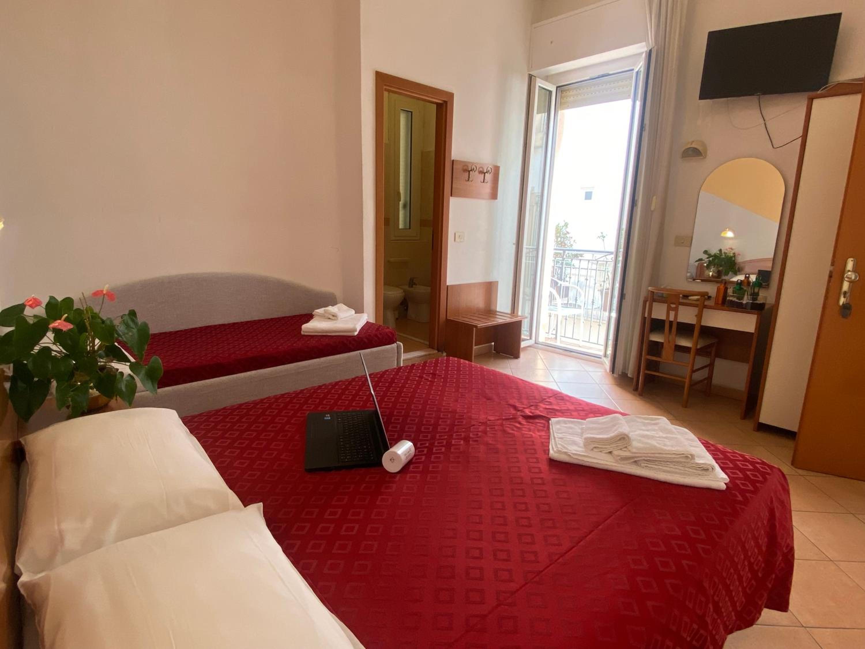 Quadruple Room with Bathroom - Photo 7