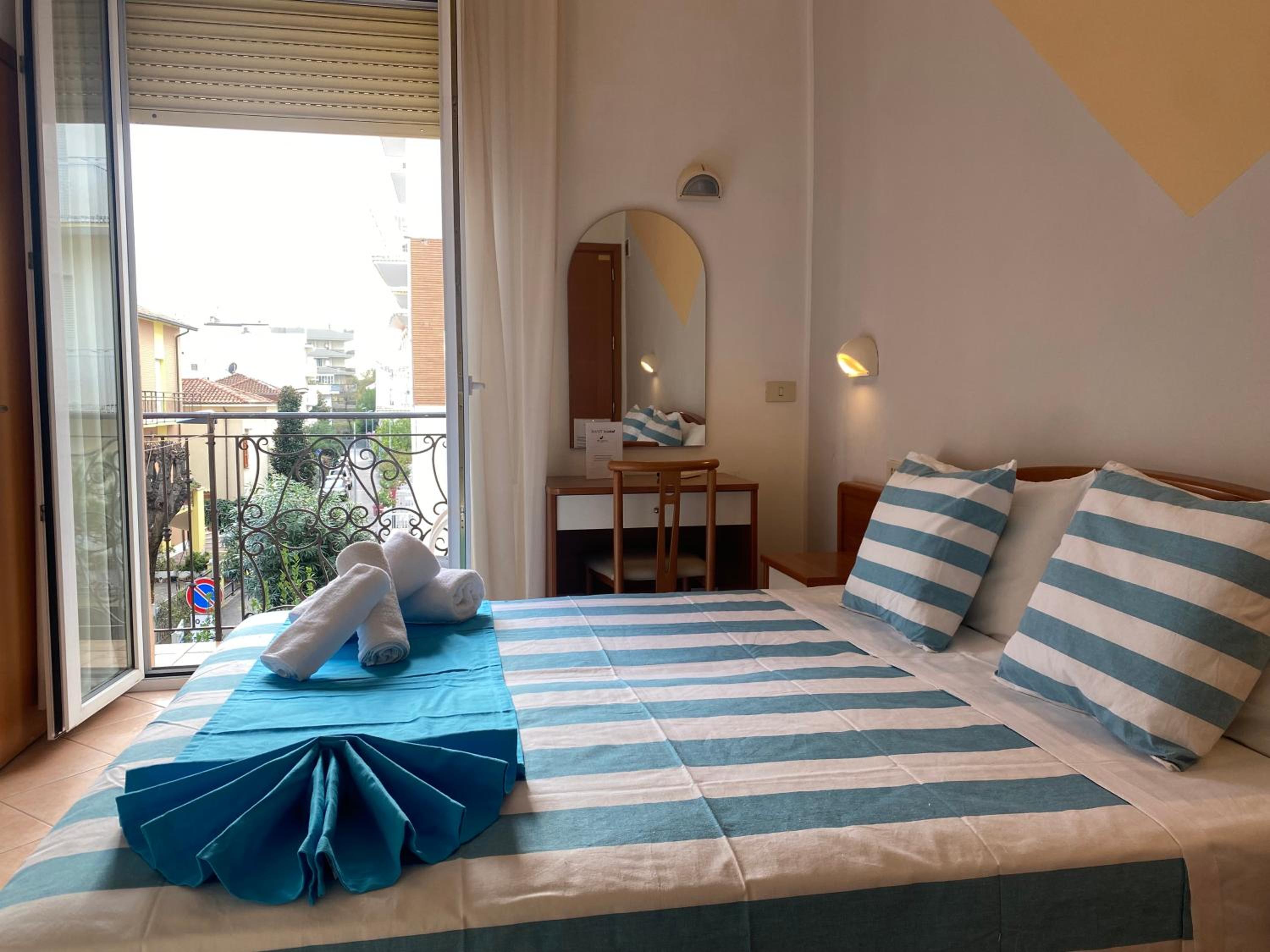 Double or Twin Room with Bathroom - Photo 8