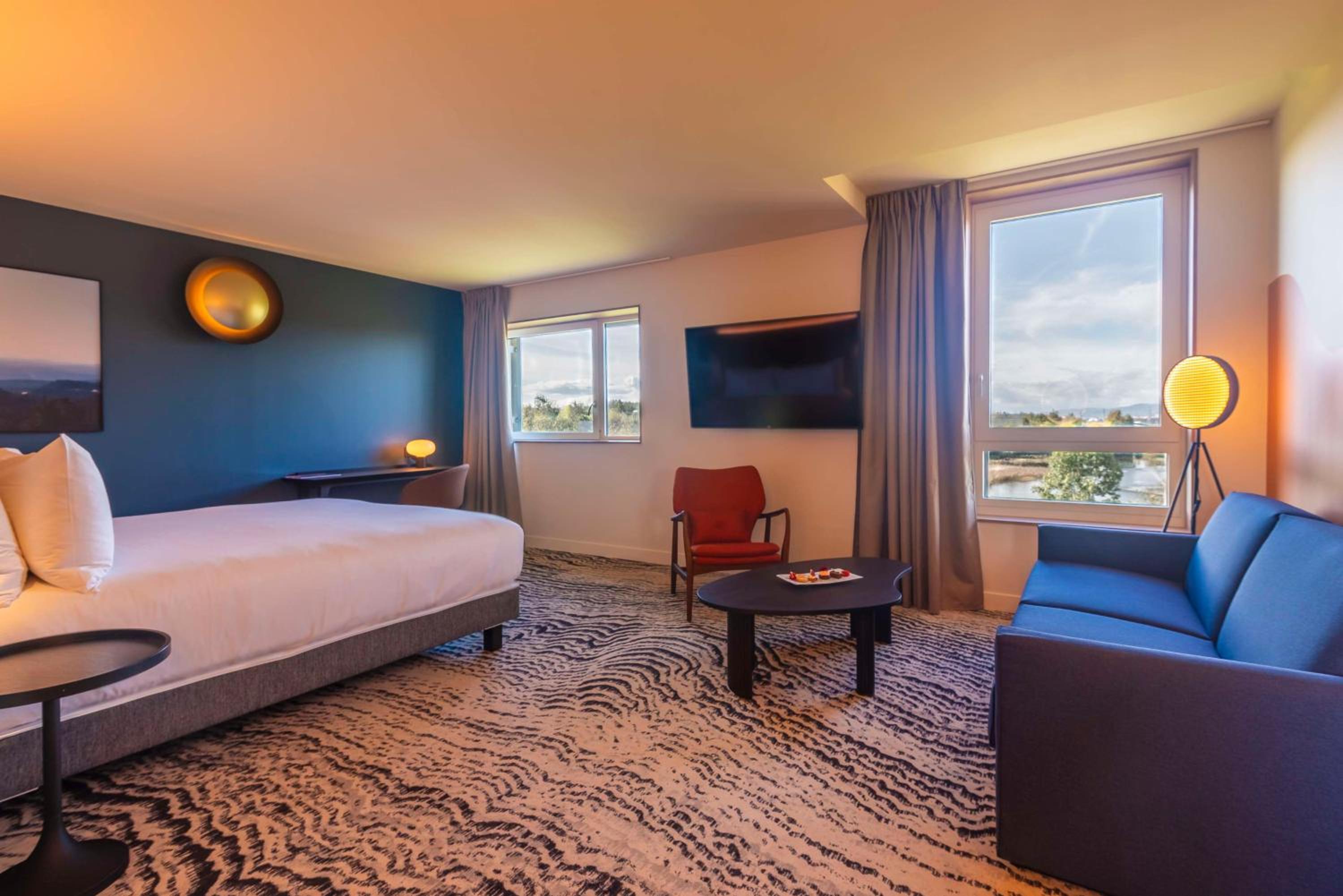 Junior King Suite with Lake View and Couch Area - Photo 4