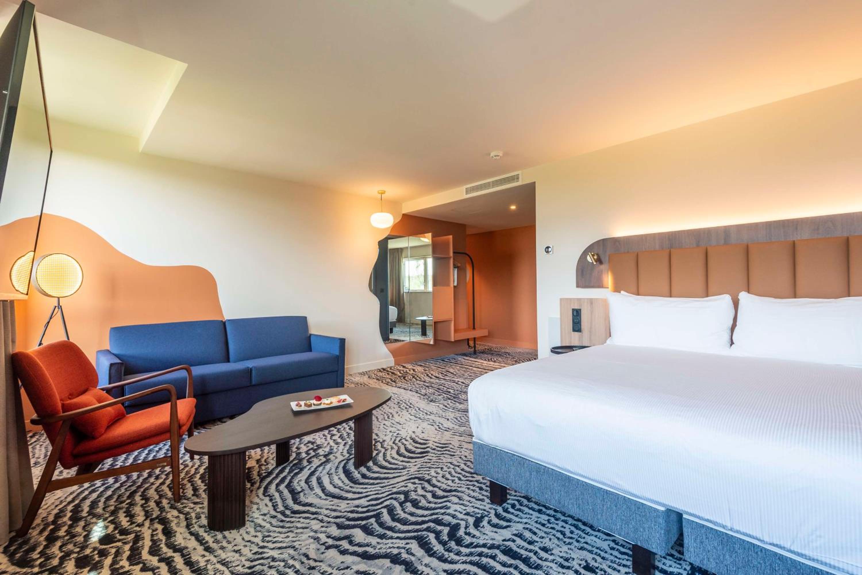Junior King Suite with Lake View and Couch Area - Photo 7