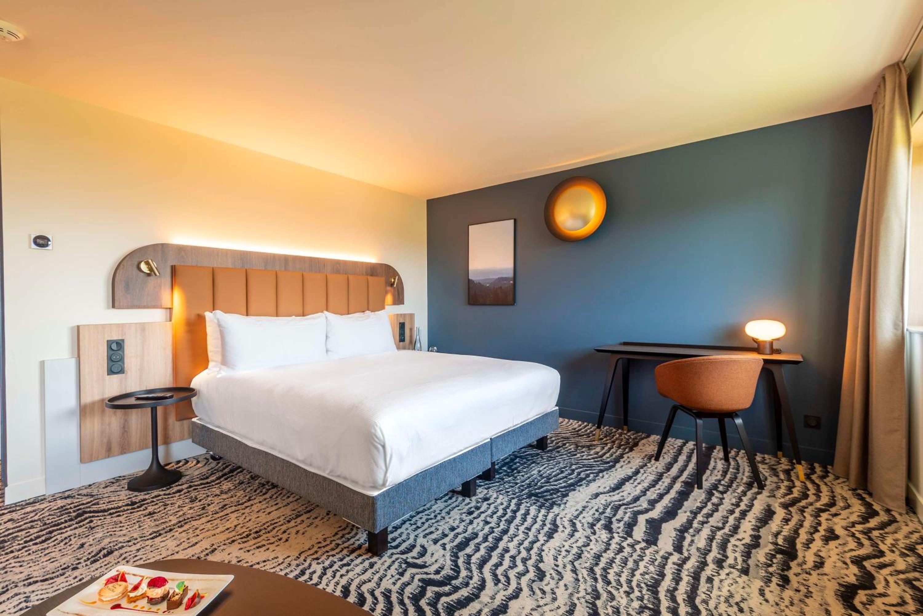 Junior King Suite with Lake View and Couch Area - Photo 6
