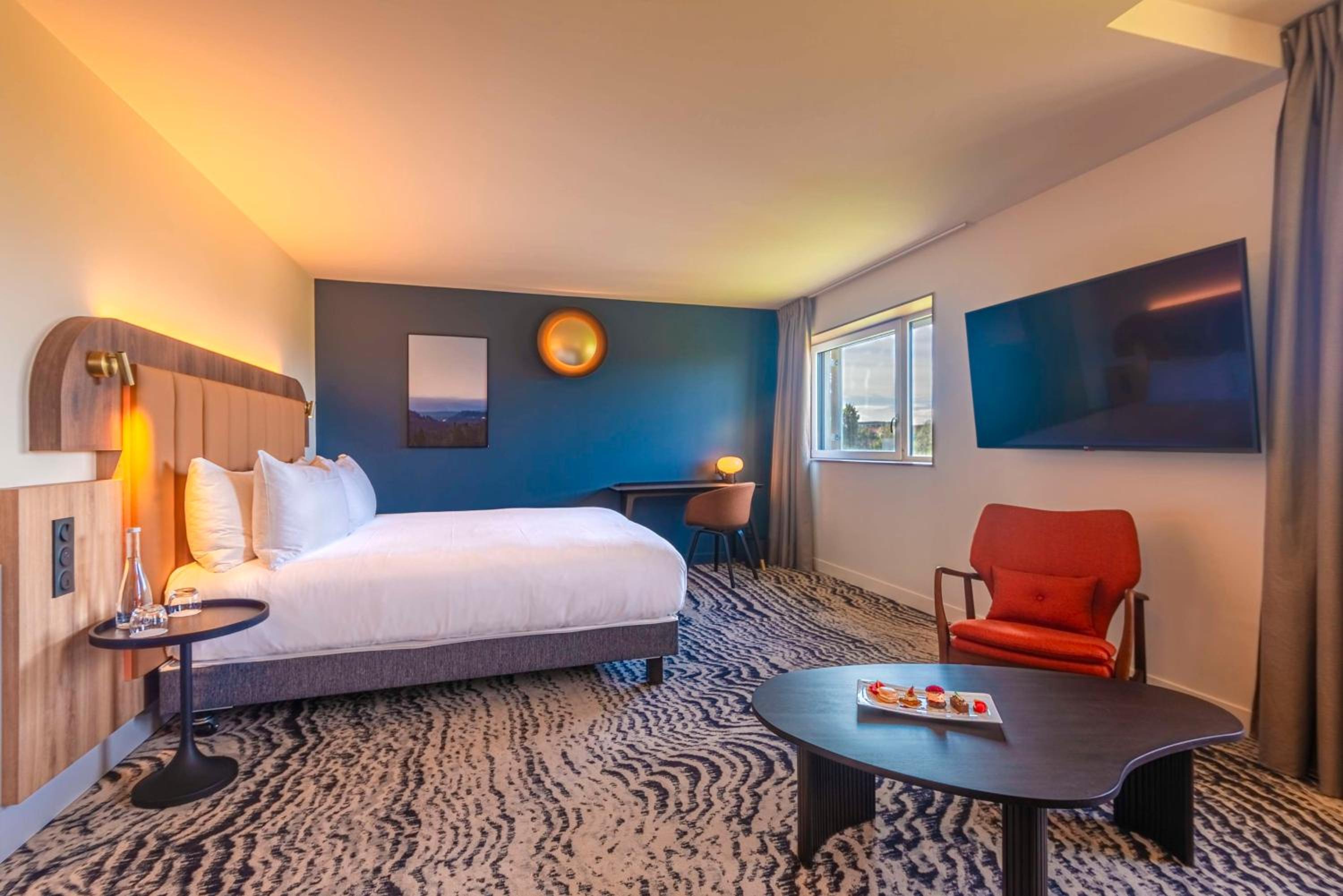 Junior King Suite with Lake View and Couch Area - Photo 5