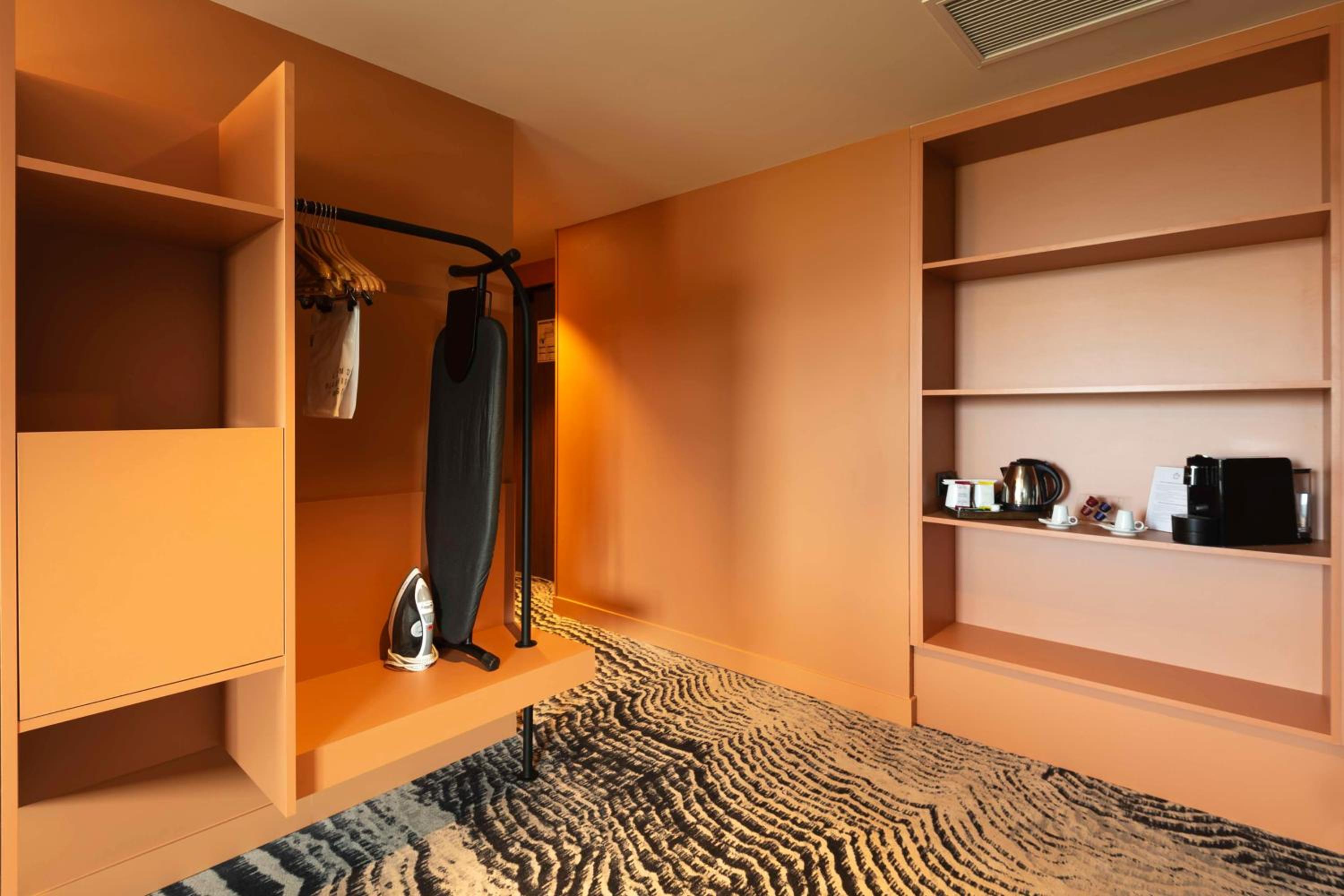 Junior King Suite with Lake View and Couch Area - Photo 3