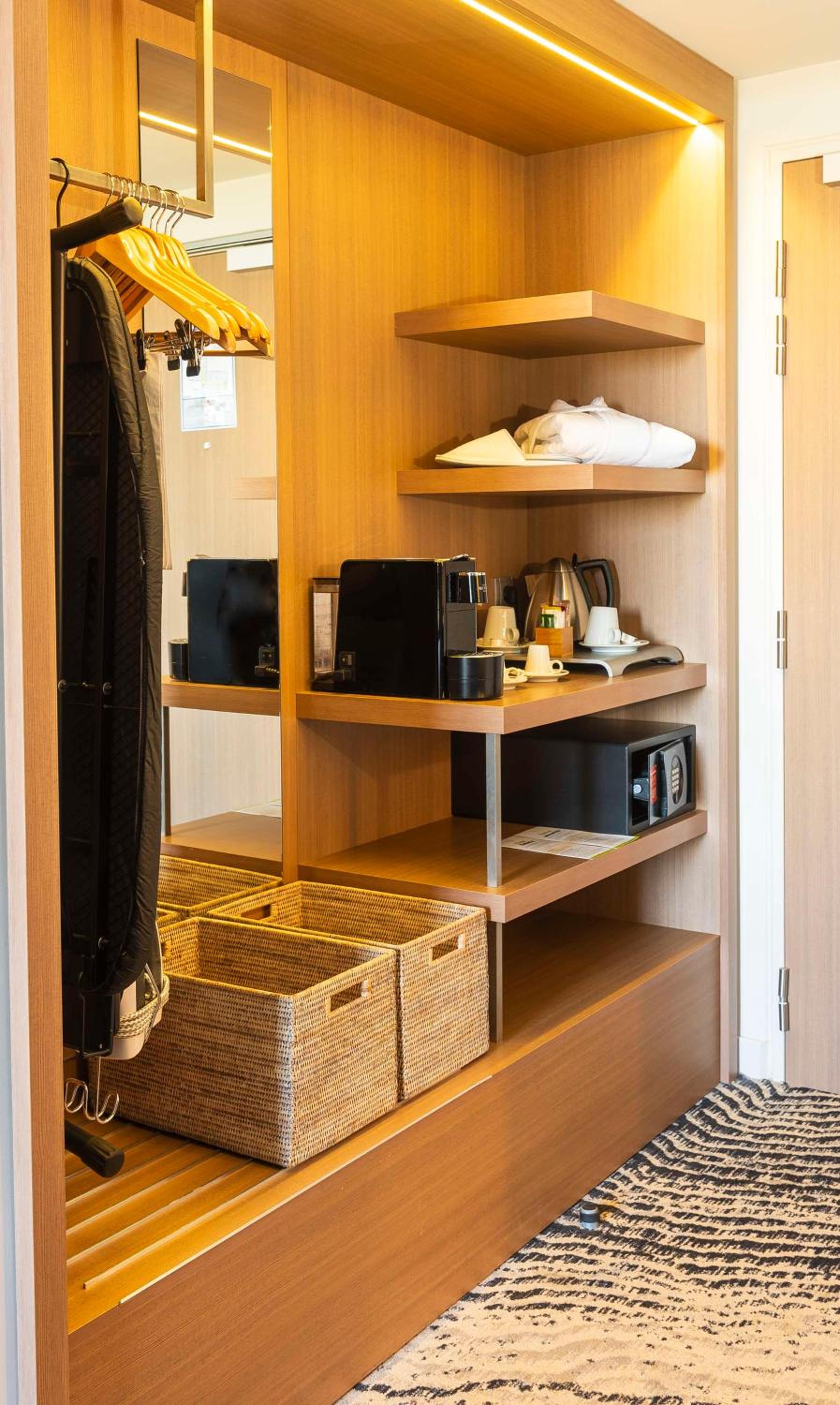 Deluxe King Room - Photo 8