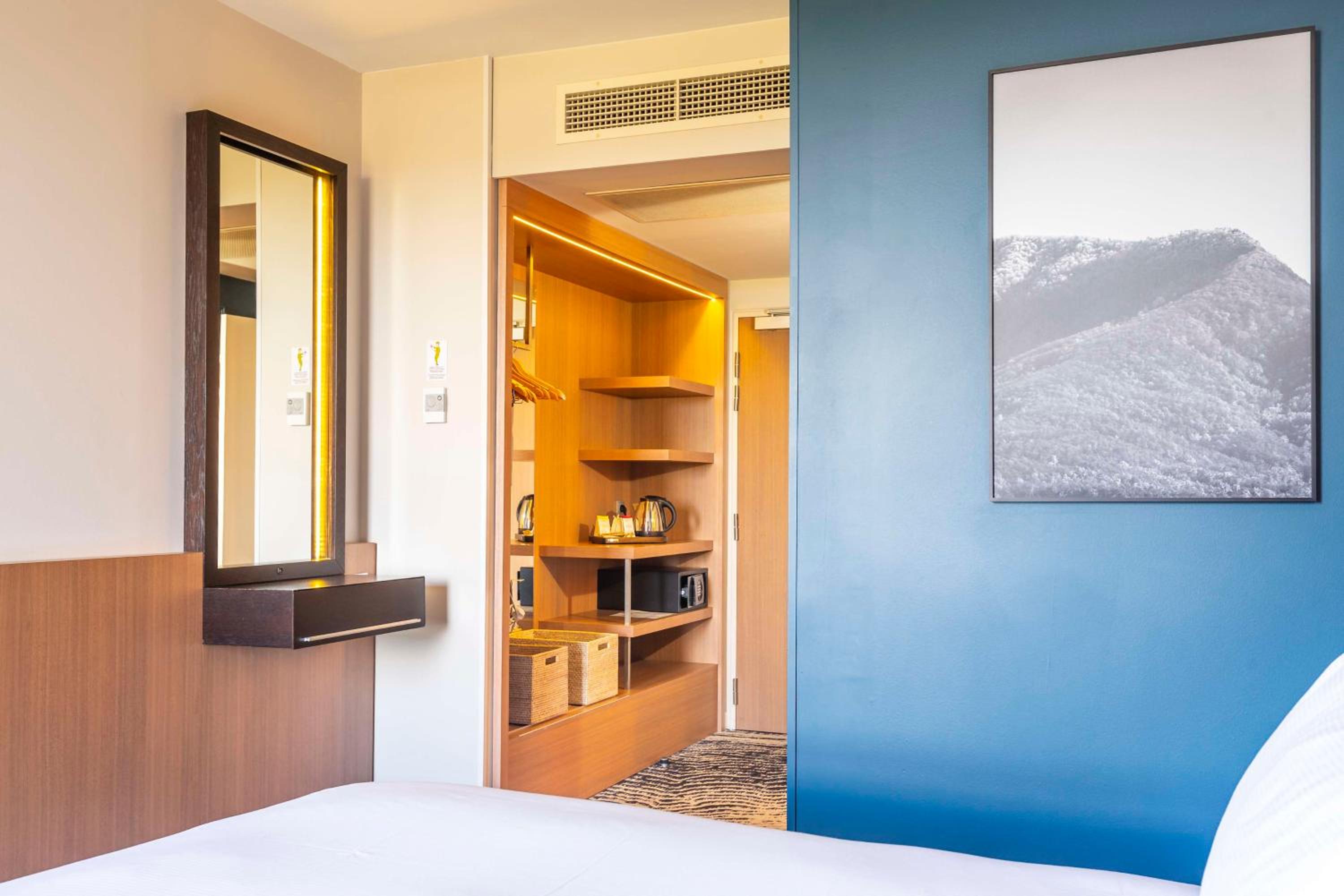King Guest Room - Photo 11