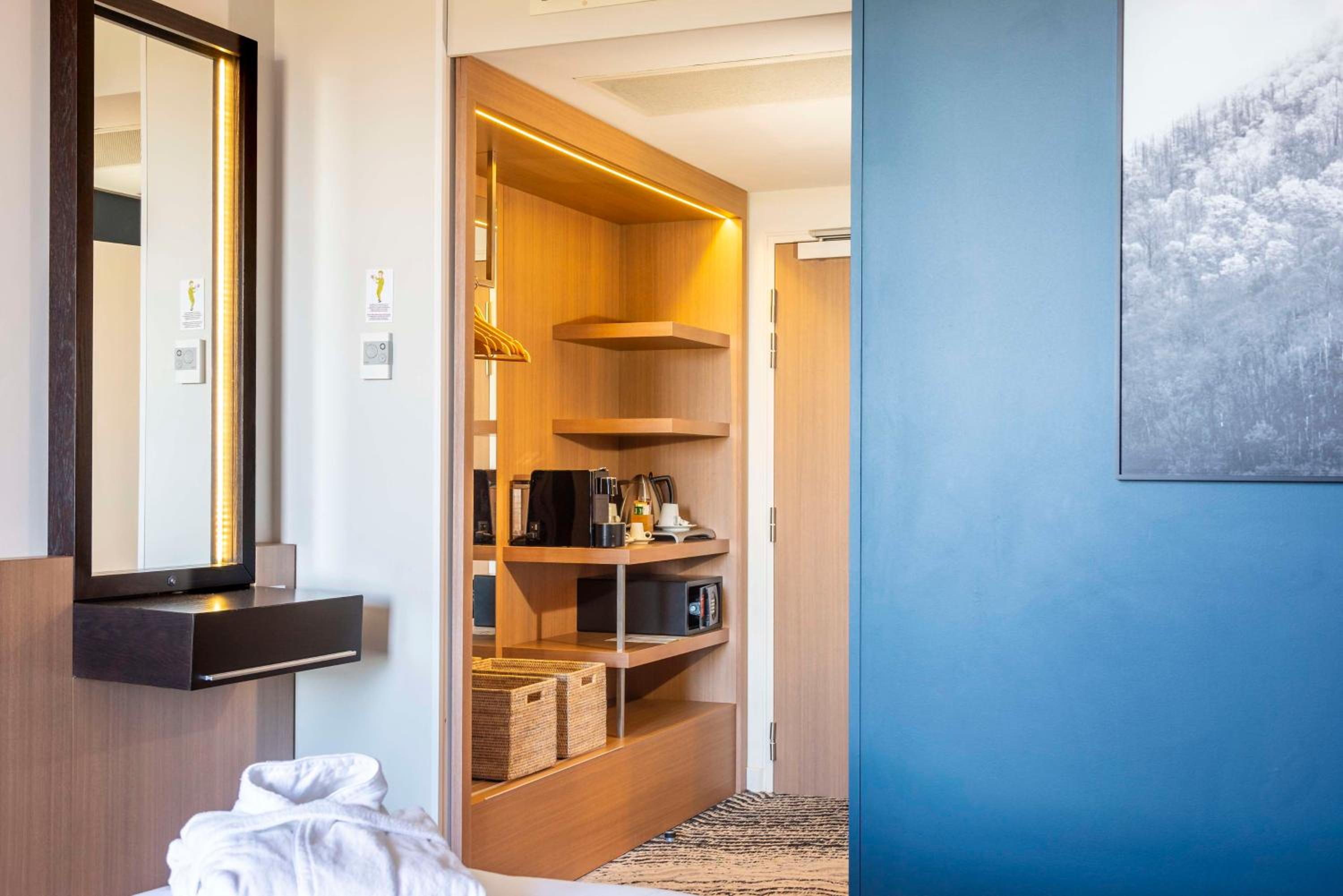 Deluxe King Room - Photo 7