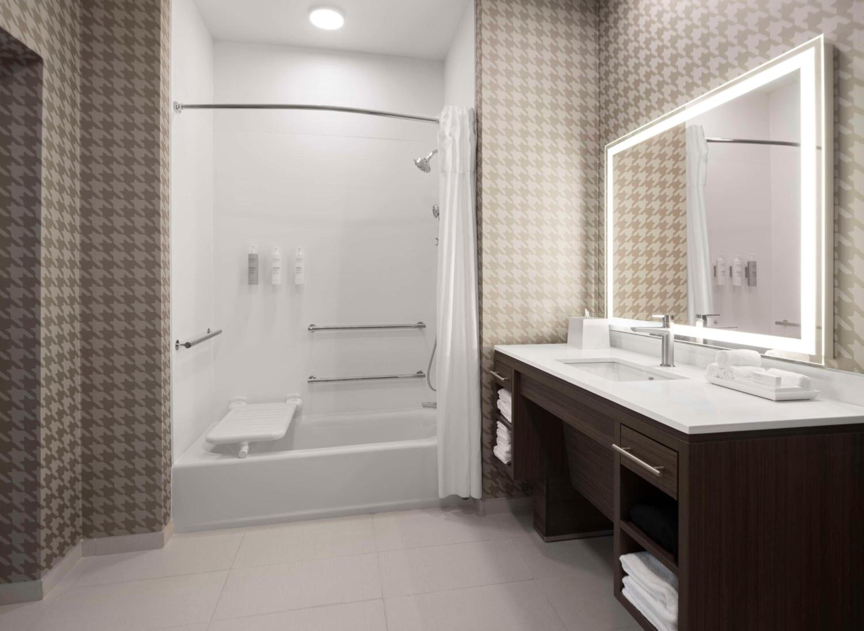 King Studio with Bath Tub - Mobility Accessible - Photo 8