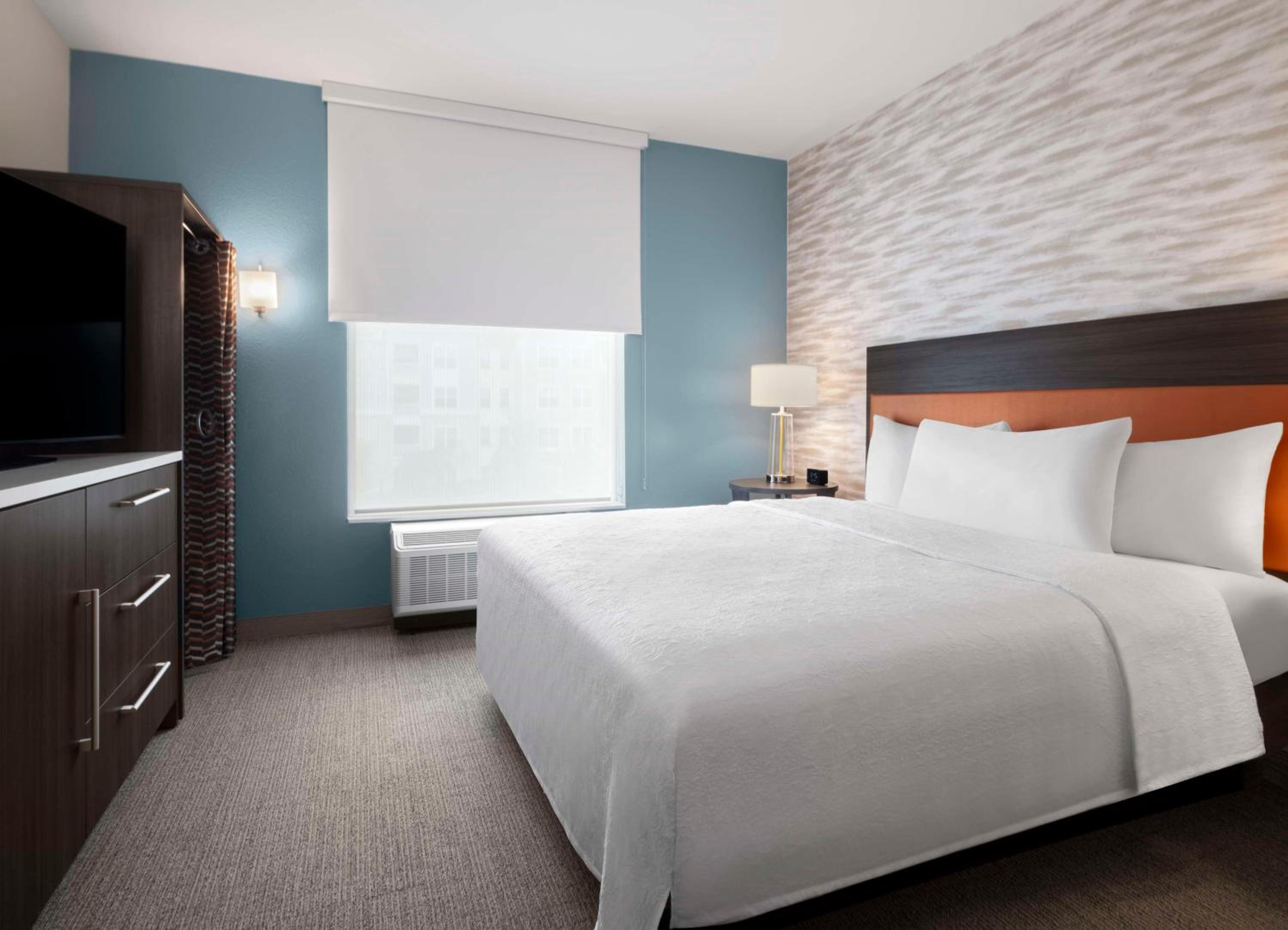One-Bedroom King Suite - Photo 3