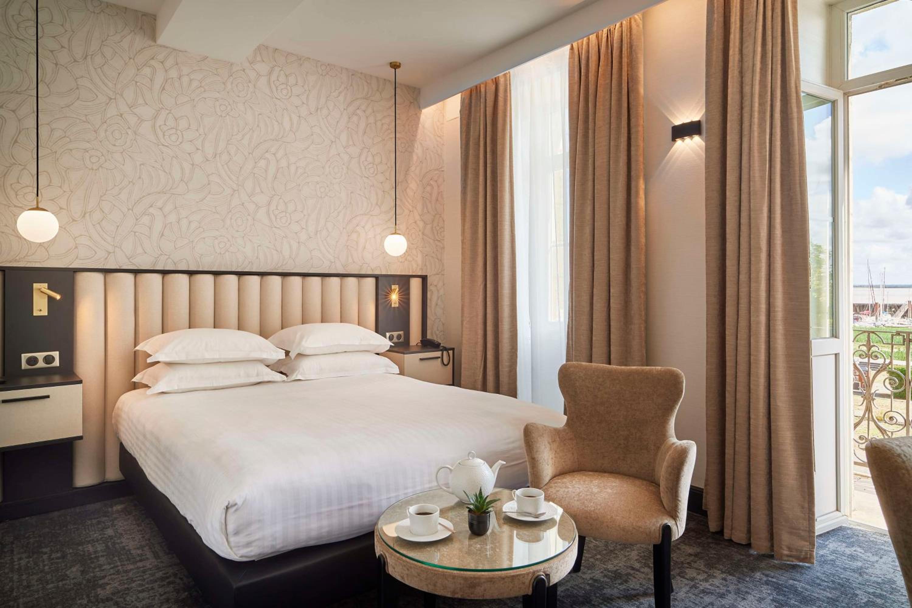 Junior King Suite with Sofa Bed - Photo 1