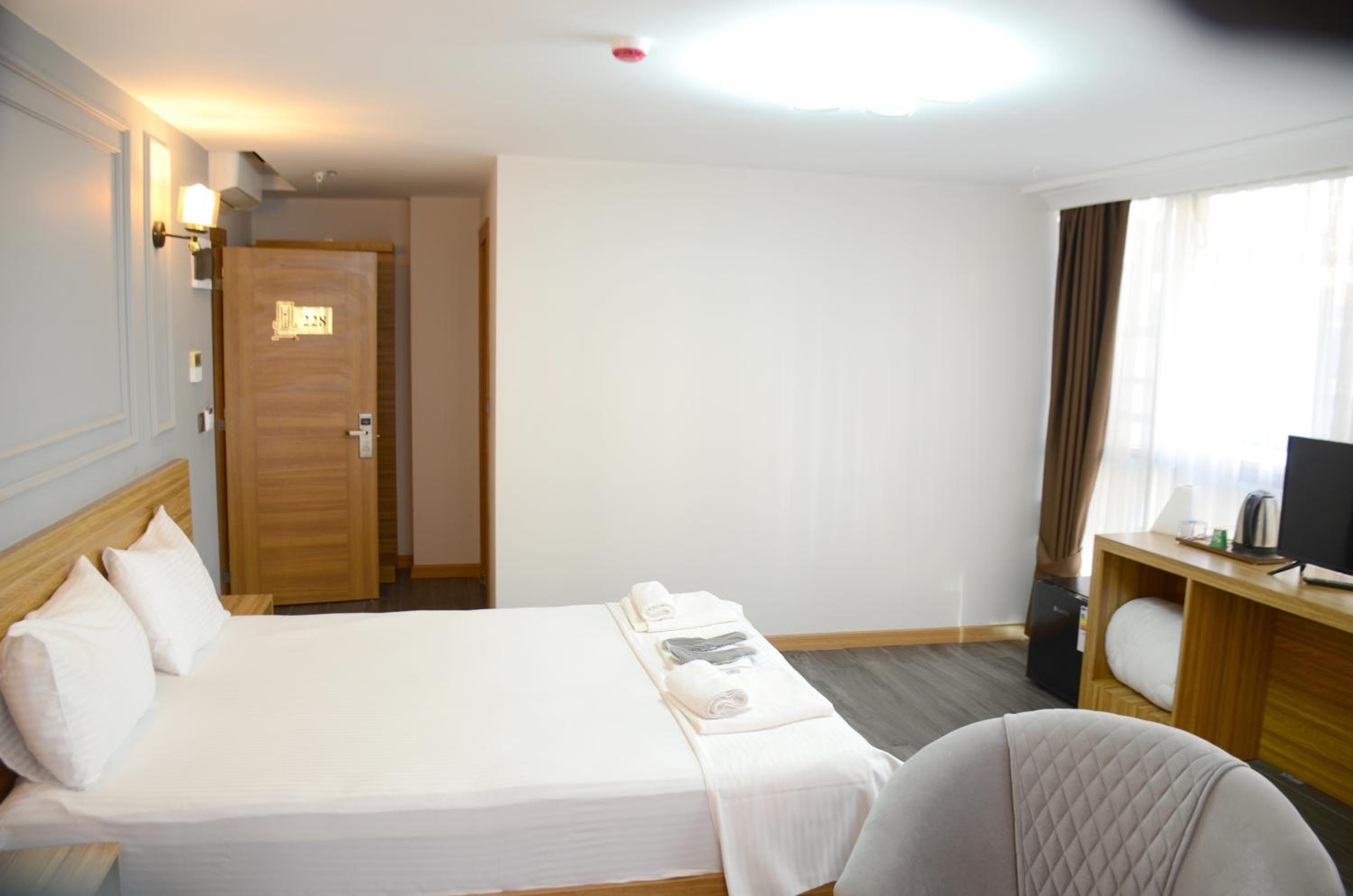 Standard Double Room - Photo 11