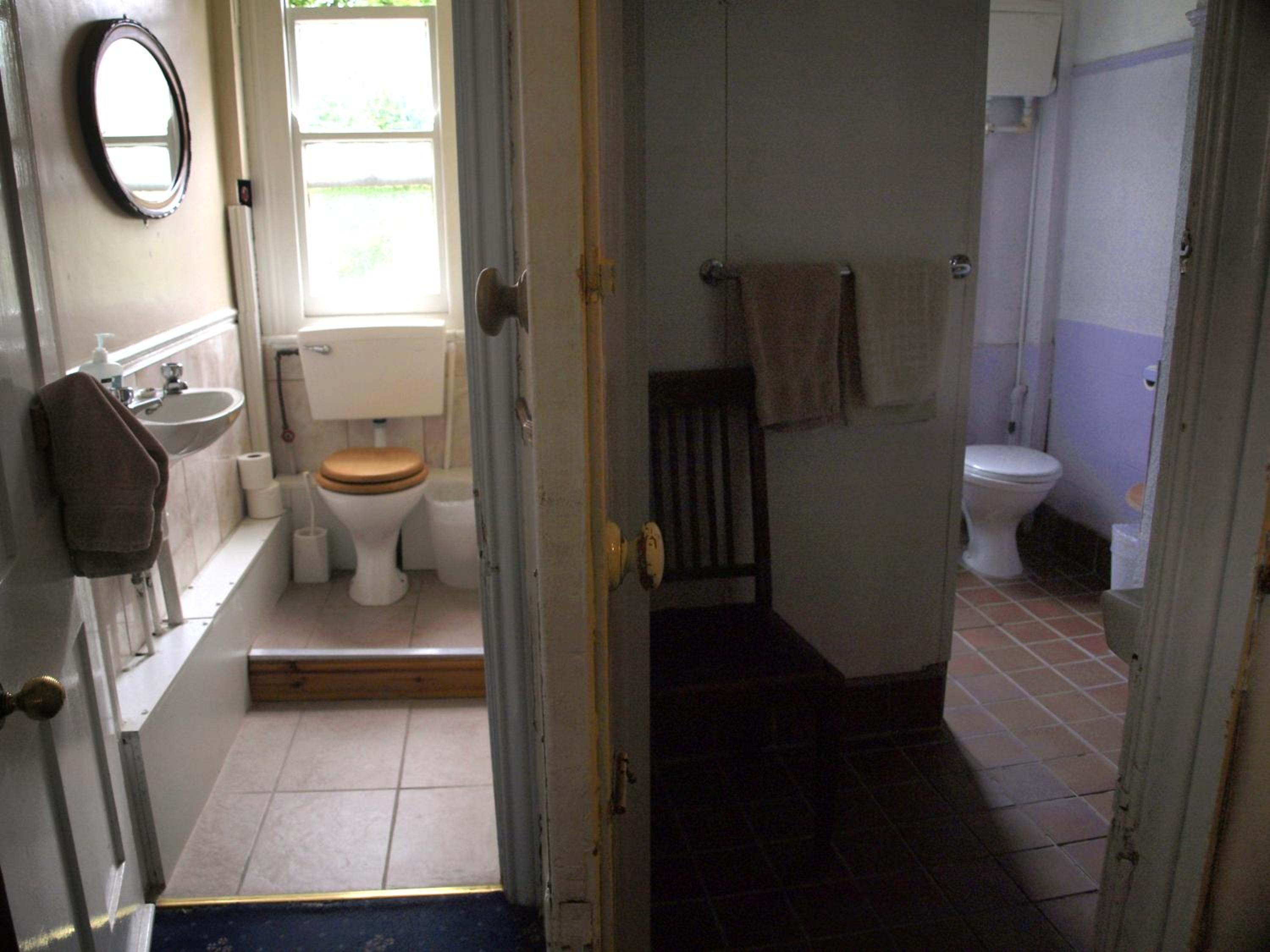 Basic Double Room with Shared Bathroom photo 3