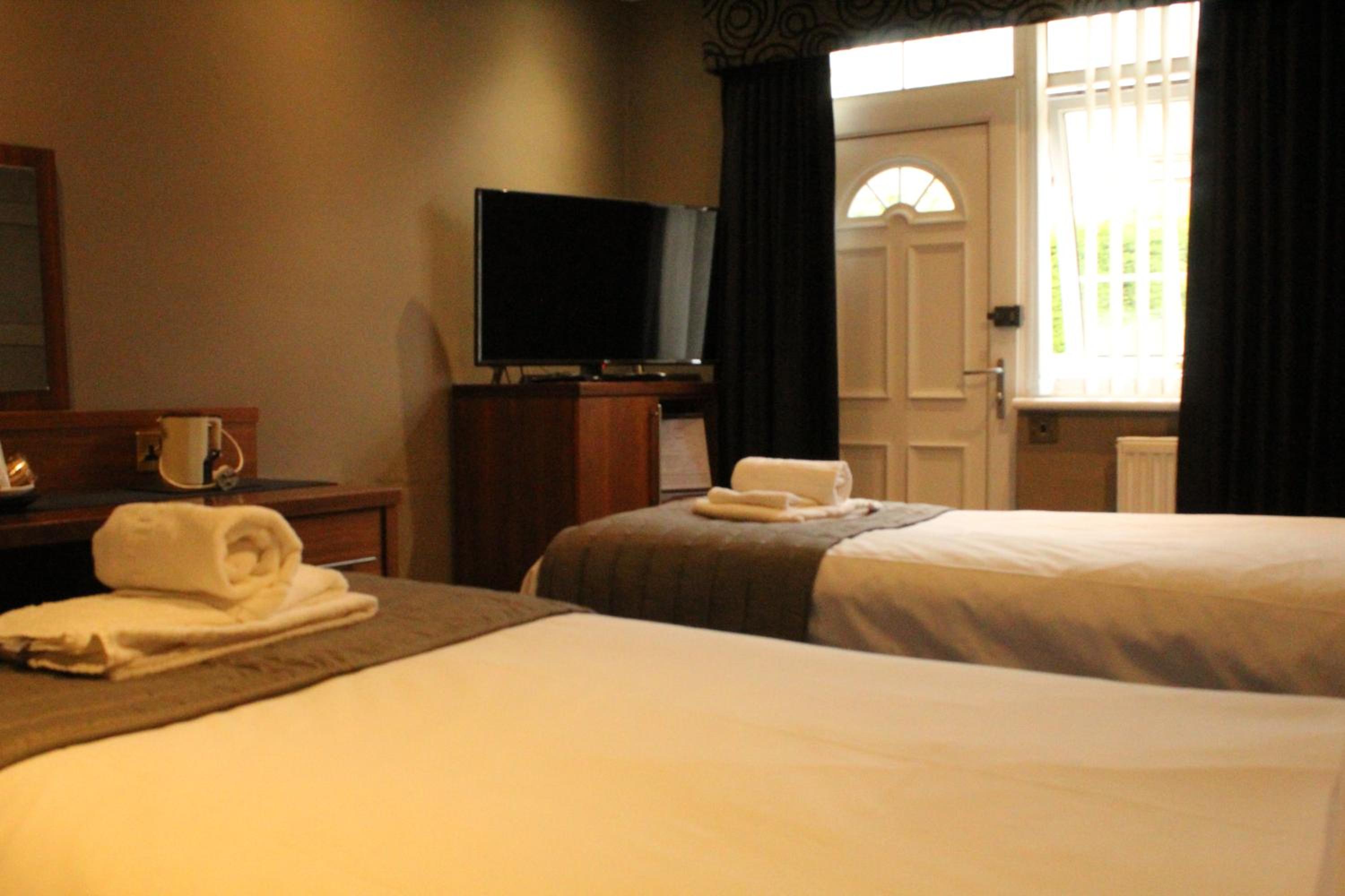 Twin Room with Bath/Shower - Photo 5