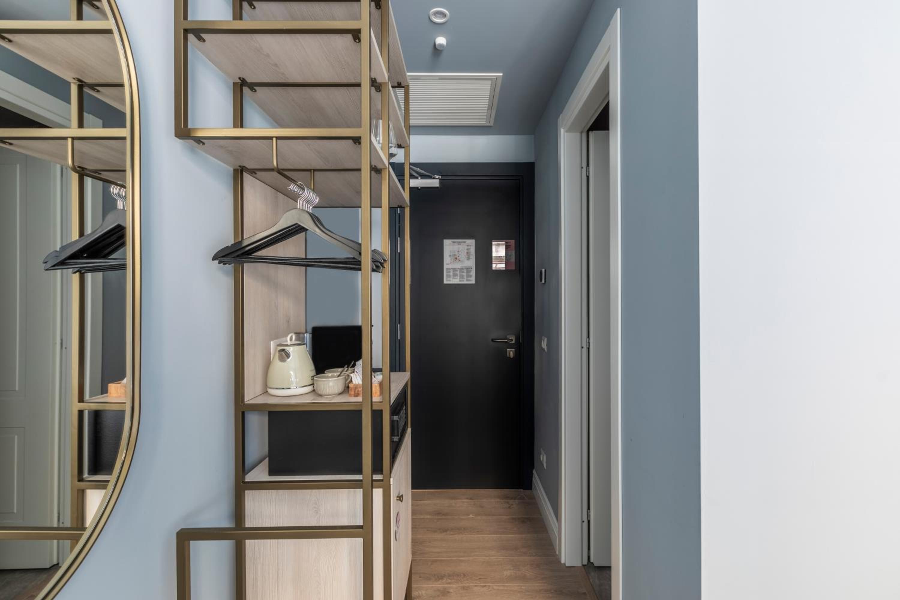 Medium Room photo 2